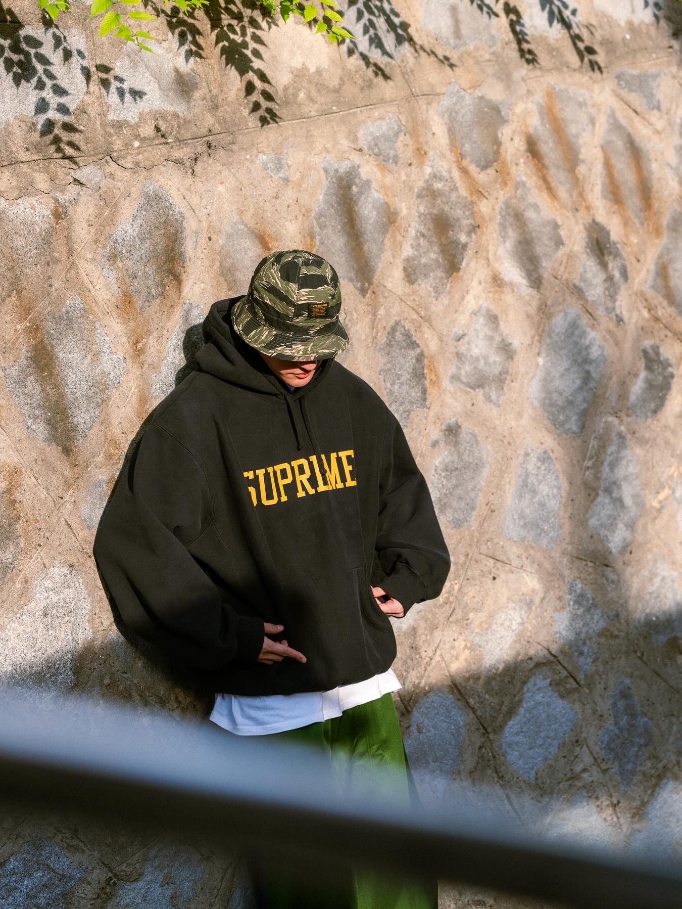 Supreme Varsity Hooded Sweatshirt Black - 23FW, Needles H.D. Track Pants Poly Smooth Ivy Green 착용 스타일 - 5