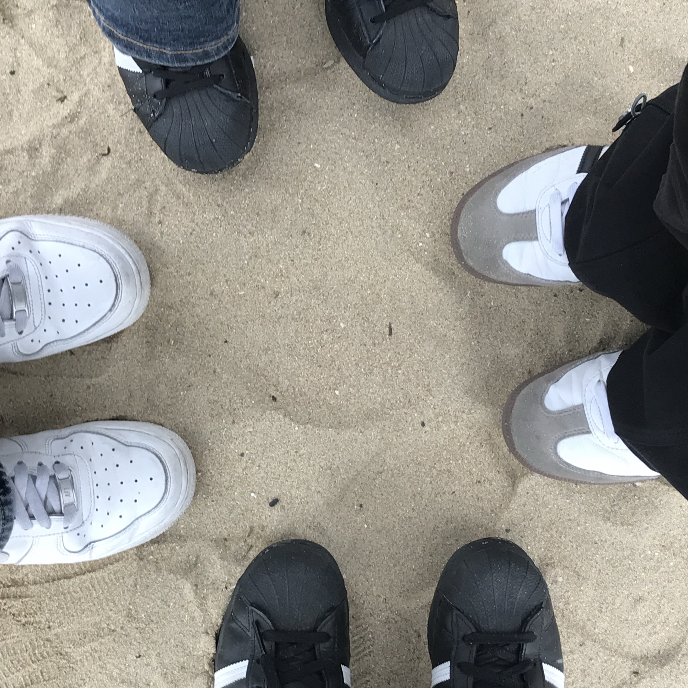 Adidas Superstar Core Black White 착용 스타일