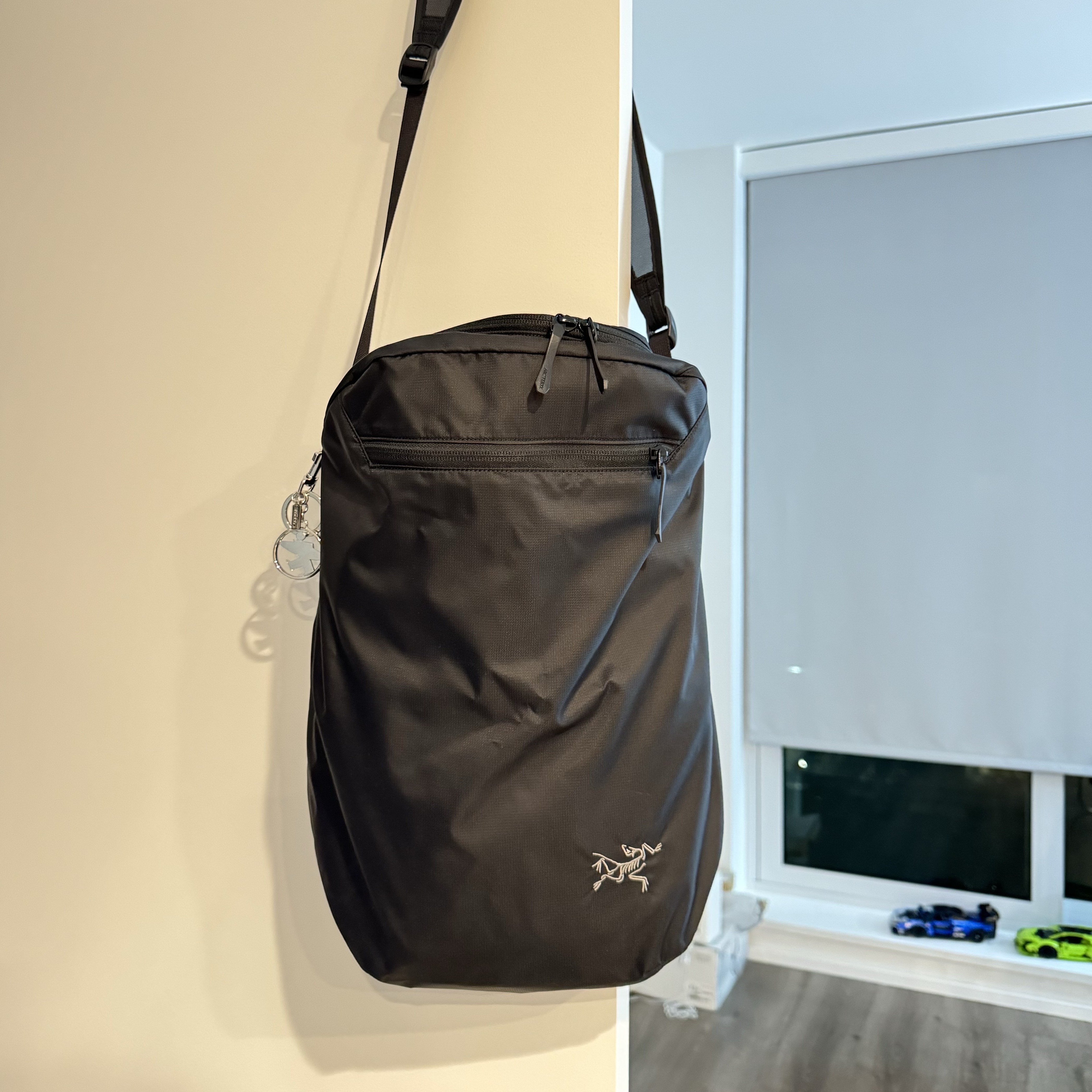Arc'teryx Heliad 12 Tote Black 착용 스타일