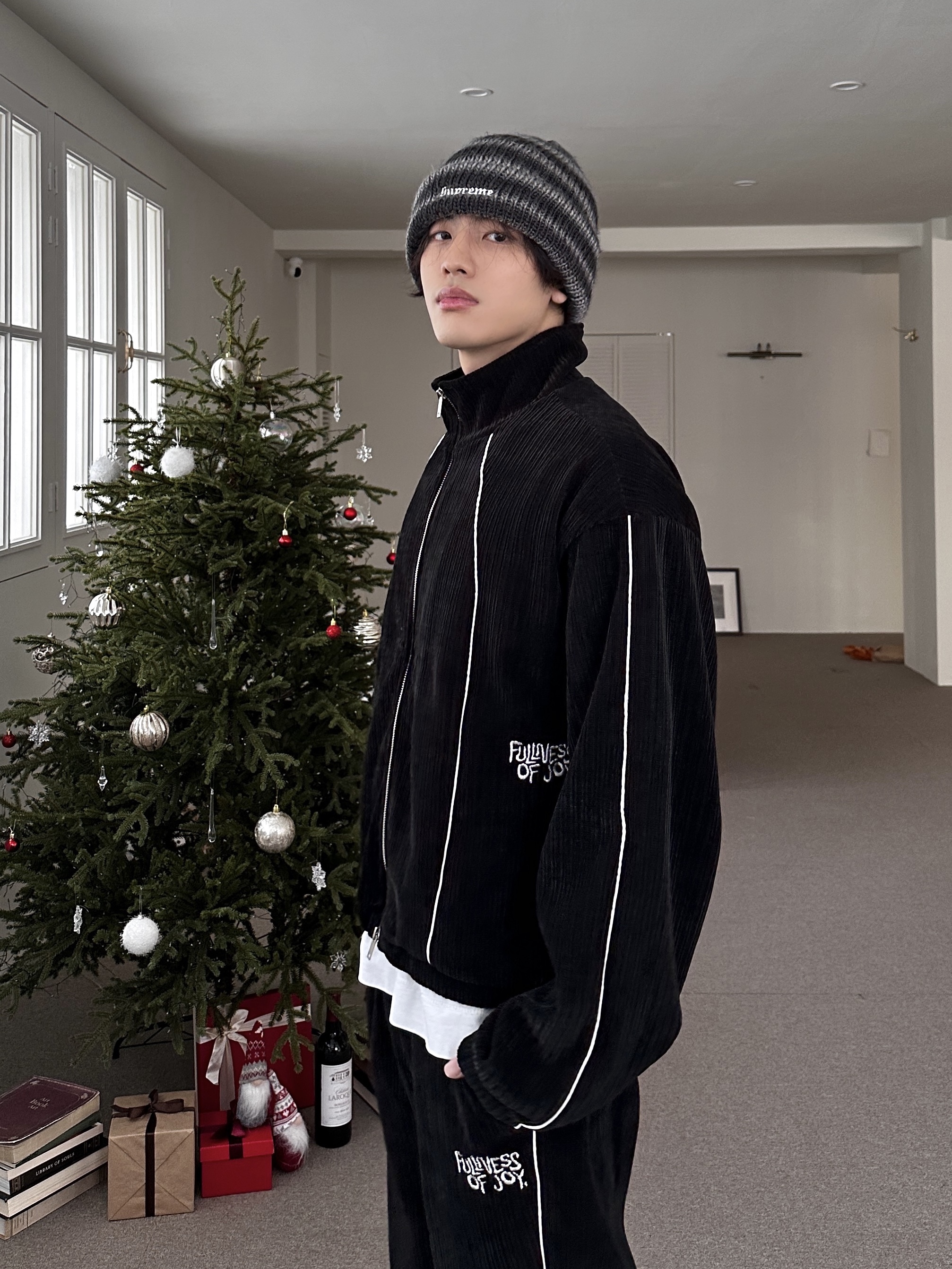 Supreme Ombre Stripe Beanie Black - 22FW, Vans Era Leopard True White 착용 스타일 - 1