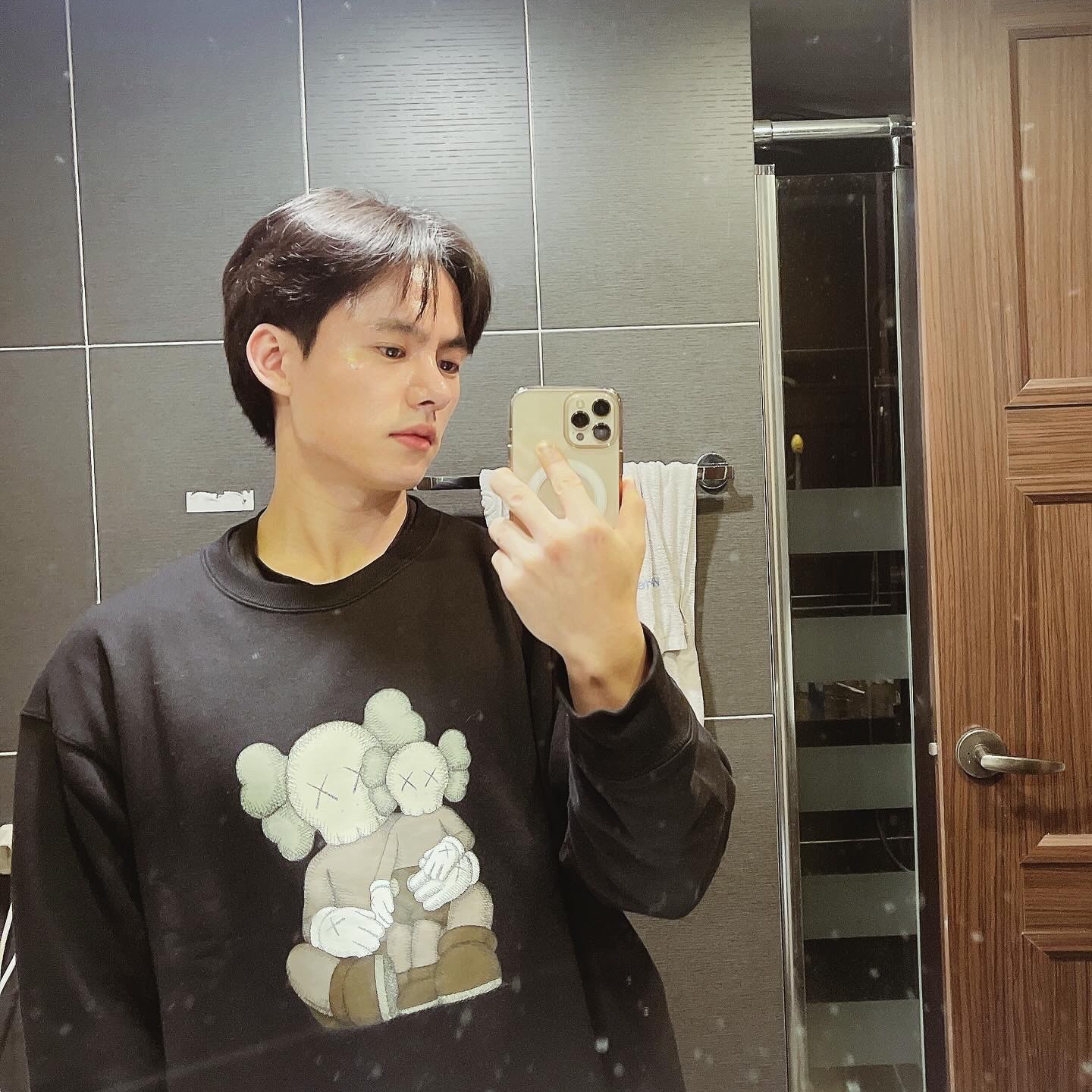 Uniqlo UT x Kaws Long Sleeve Sweatshirt Black 착용 스타일 - 2