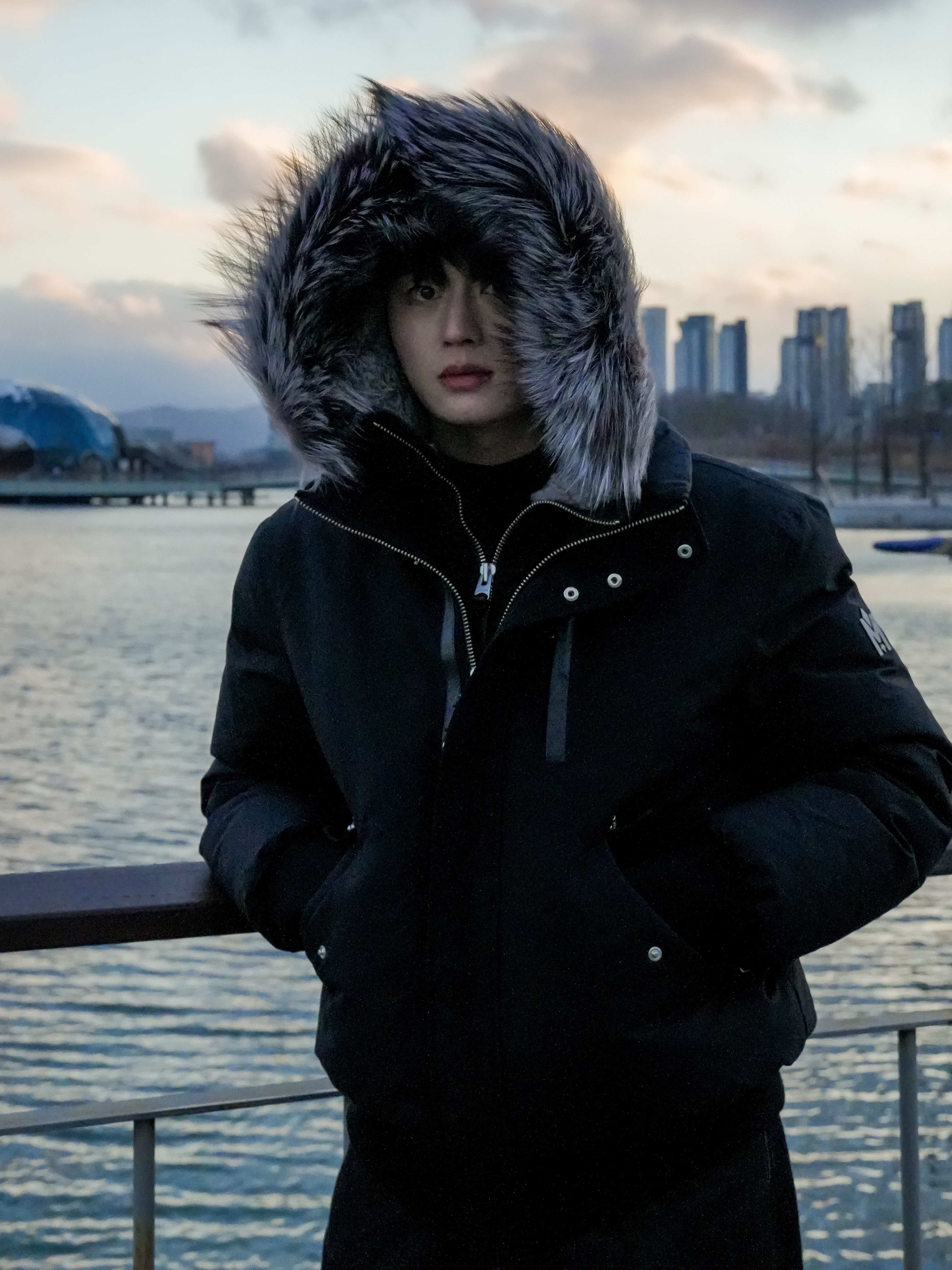 Kinchi Oddly - 701 (a) Black, Mackage Edward 2-In-1 Down Parka with Hooded Bib and Silver Fox Fur Black Silver 착용 스타일 - 5
