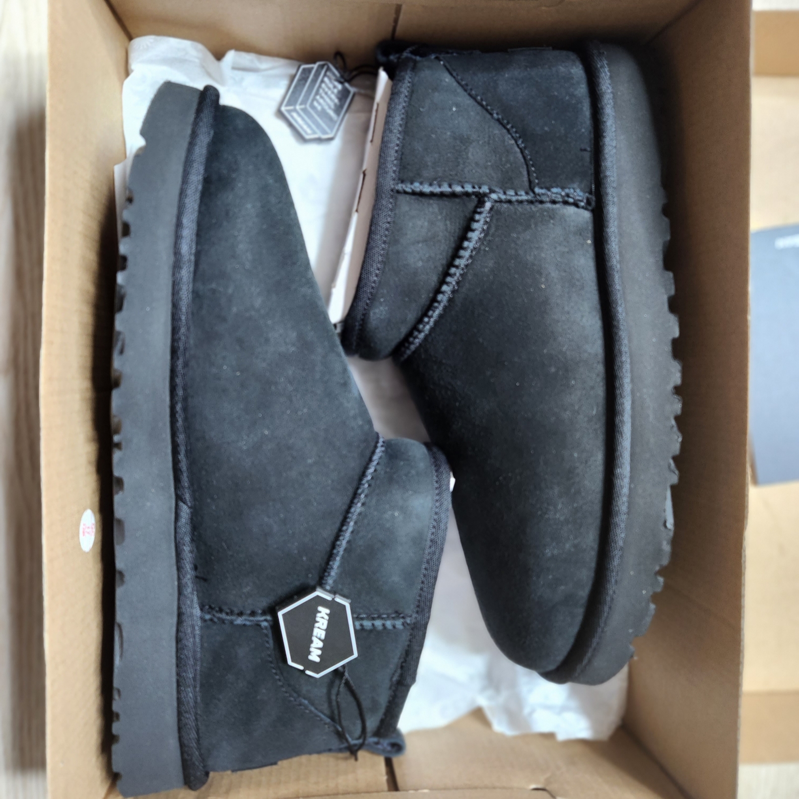 (W) UGG Classic Ultra Mini Boots Black 착용 스타일