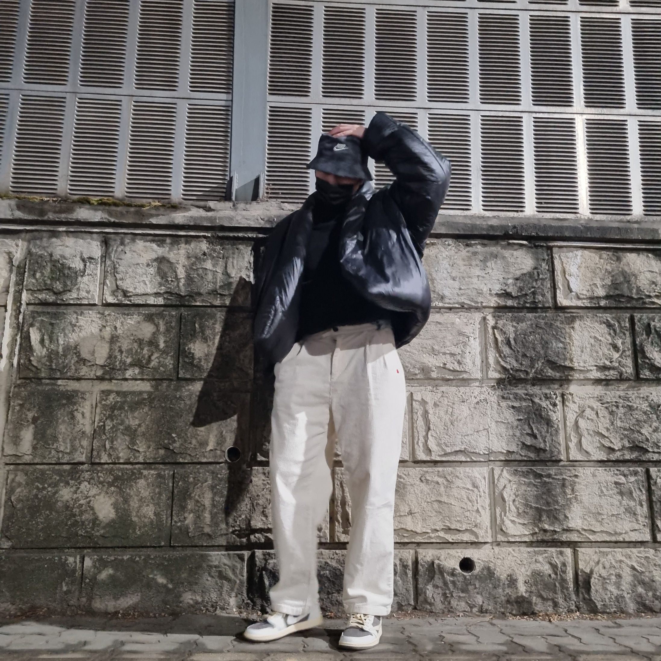 Jordan 1 x Travis Scott Retro Low OG SP Sail and Ridgerock, Yeezy Gap Engineered By Balenciaga Round Jacket 2 Black 착용 스타일