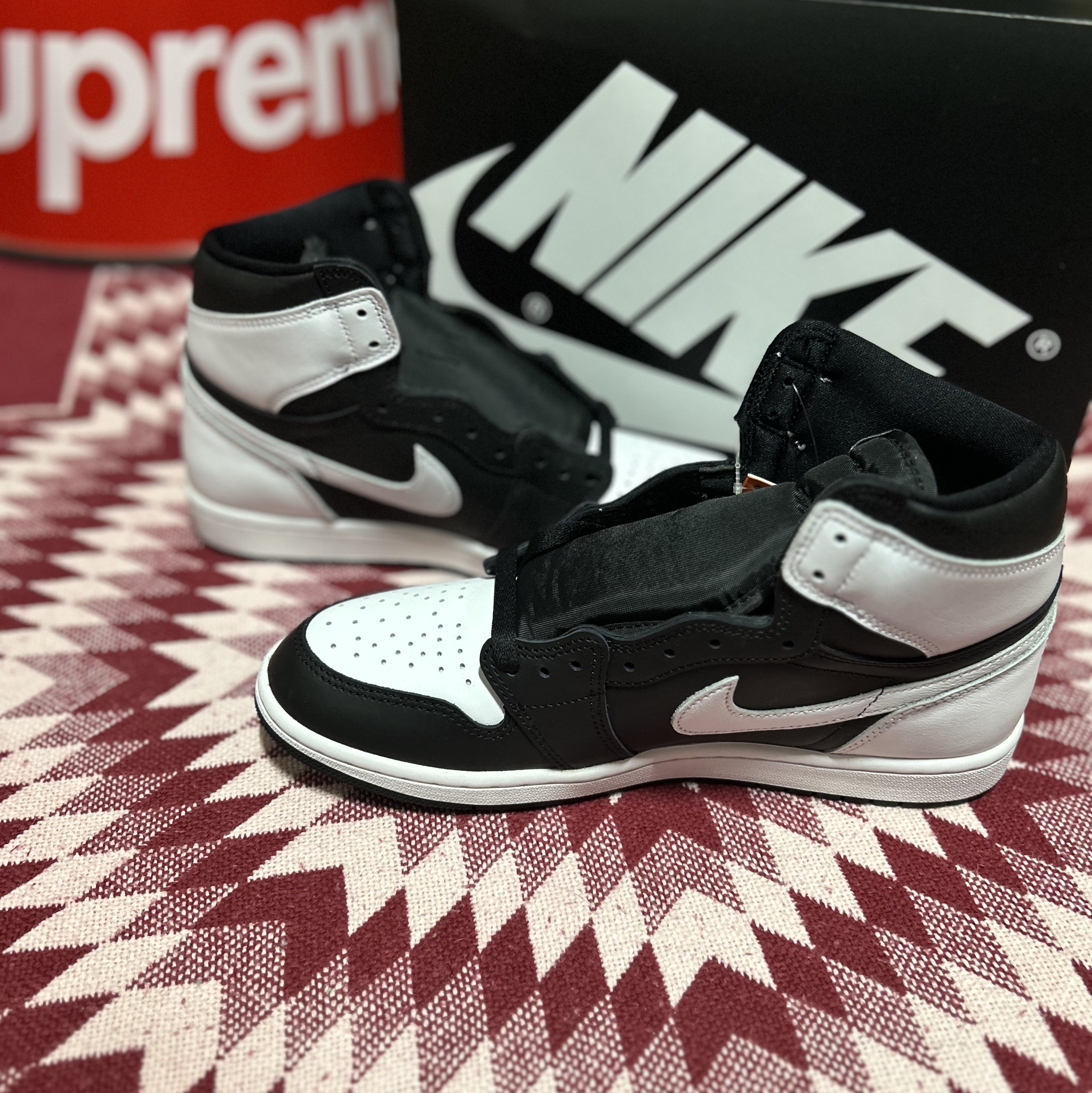 Jordan 1 Retro High OG Black White 착용 스타일 - 3