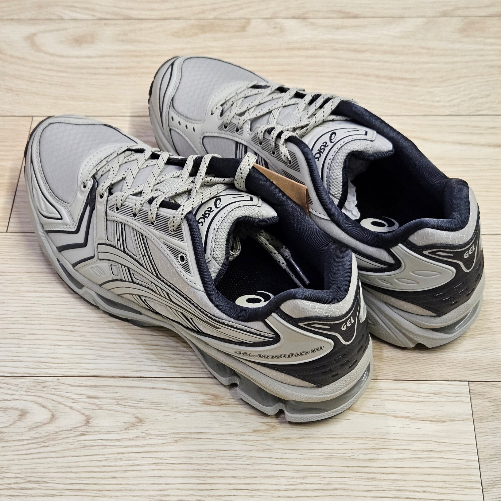 Asics Gel-Kayano 14 Earthenware Pack White Sage Graphite Grey 착용 스타일 - 3