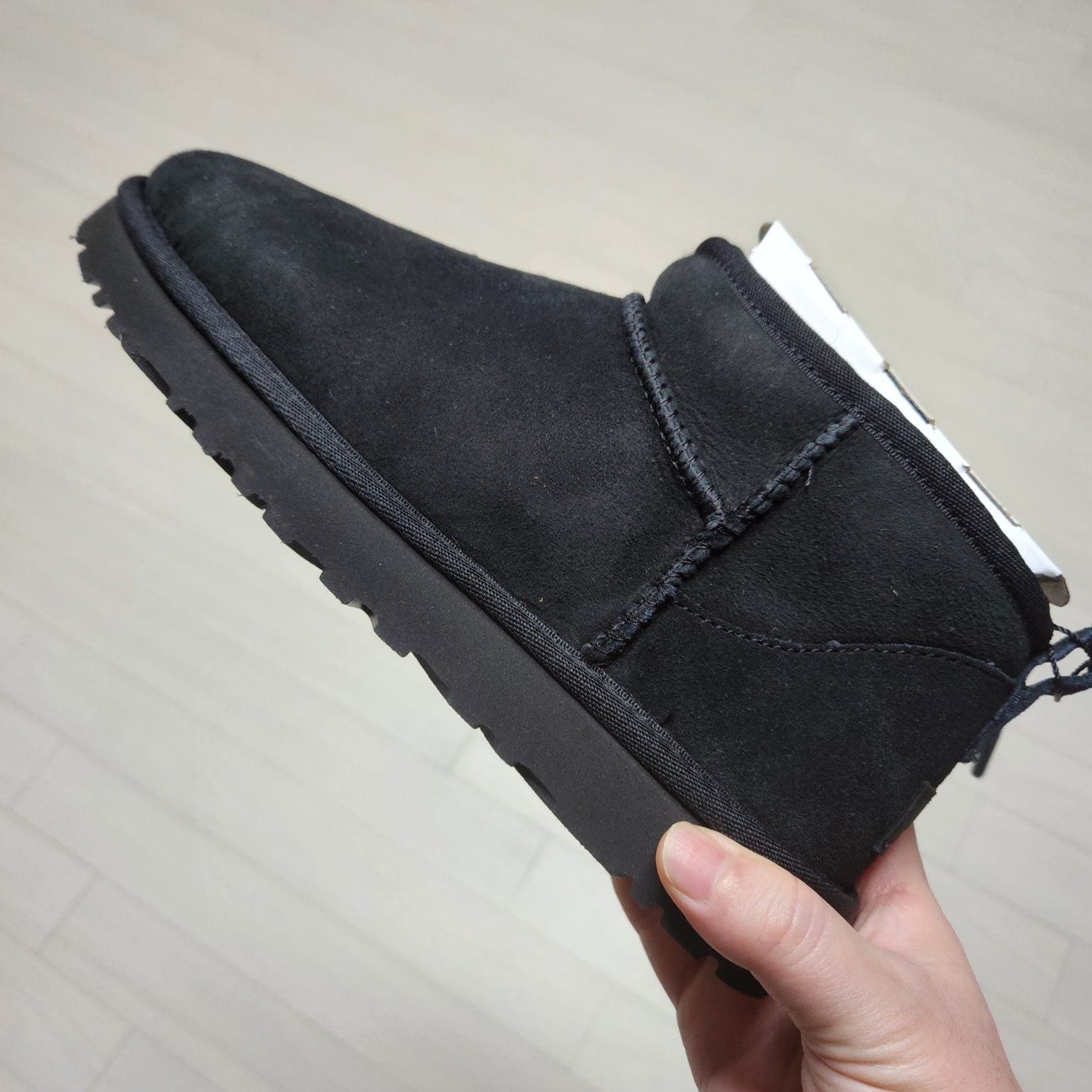(W) UGG Classic Ultra Mini Boots Black 착용 스타일