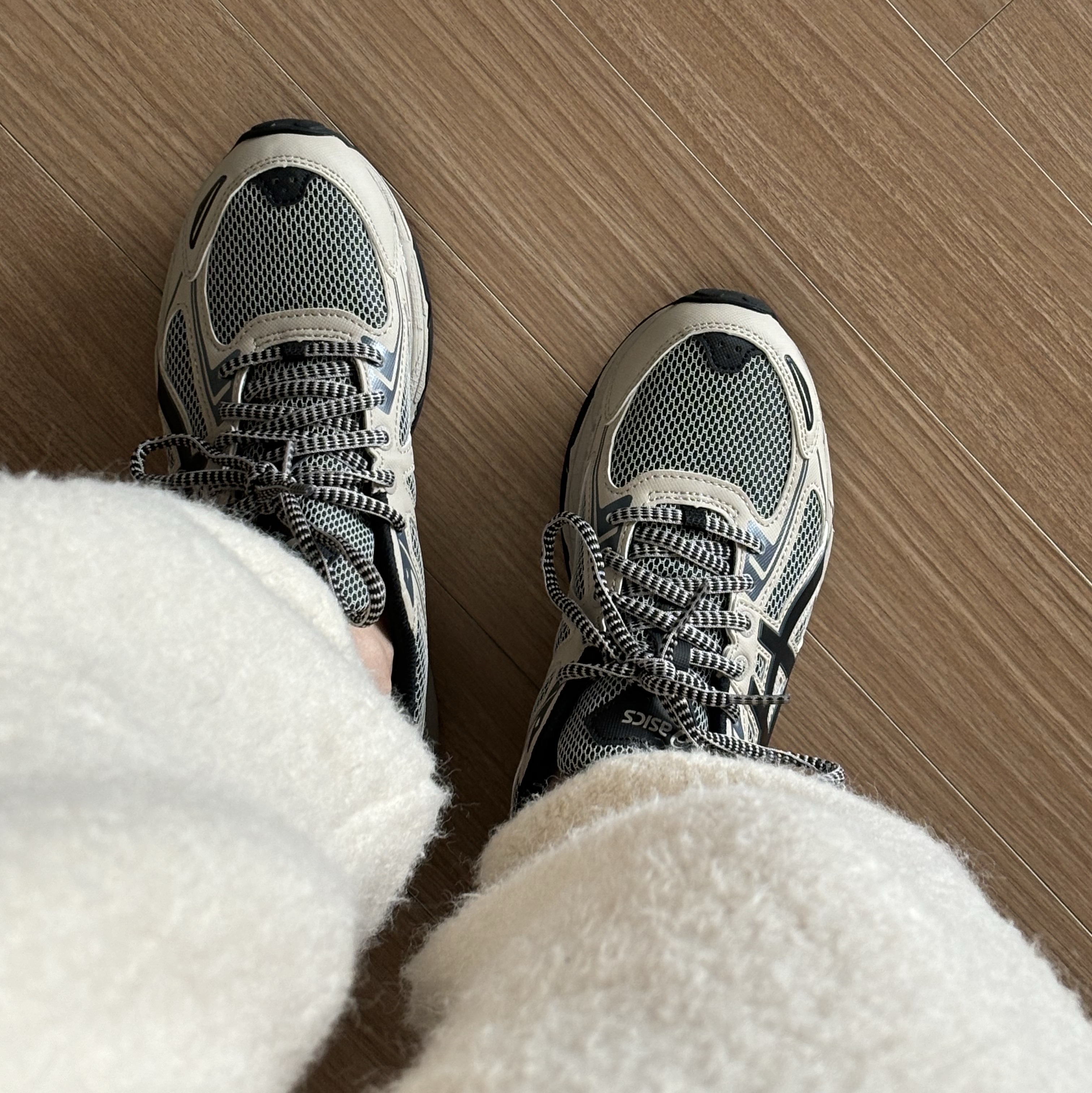 Asics Gel-Venture 6 Feather Grey Black 착용 스타일