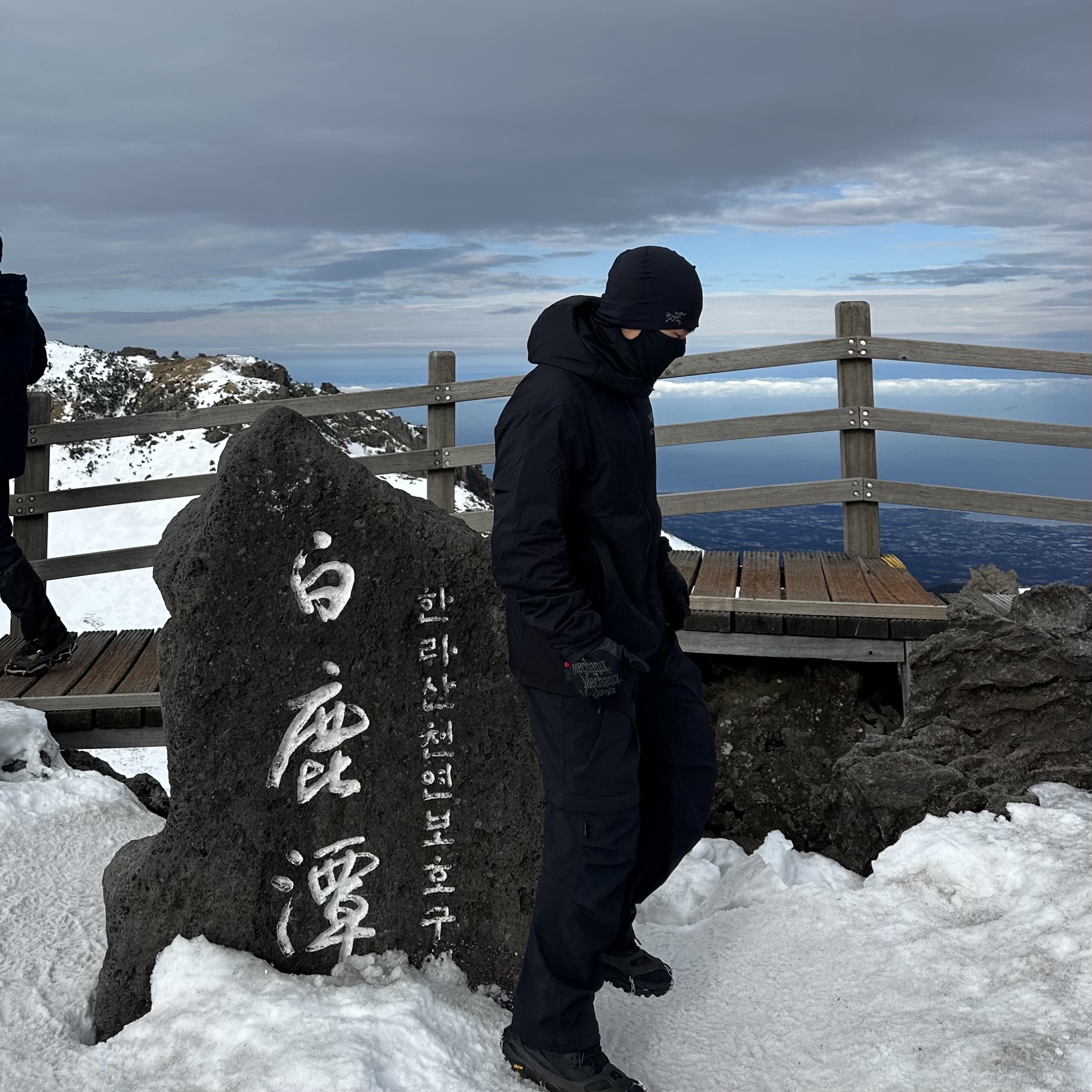 Arc'teryx Atom LT Hoody Black, Nike ACG Smith Summit Cargo Pants Black - Asia 착용 스타일 - 2
