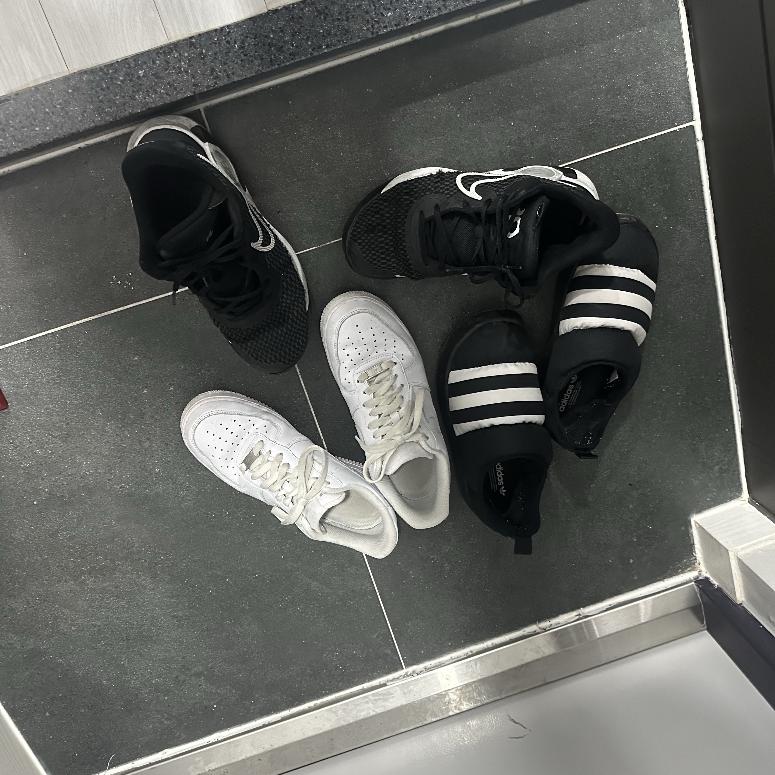 Adidas Puffylette Core Black 착용 스타일