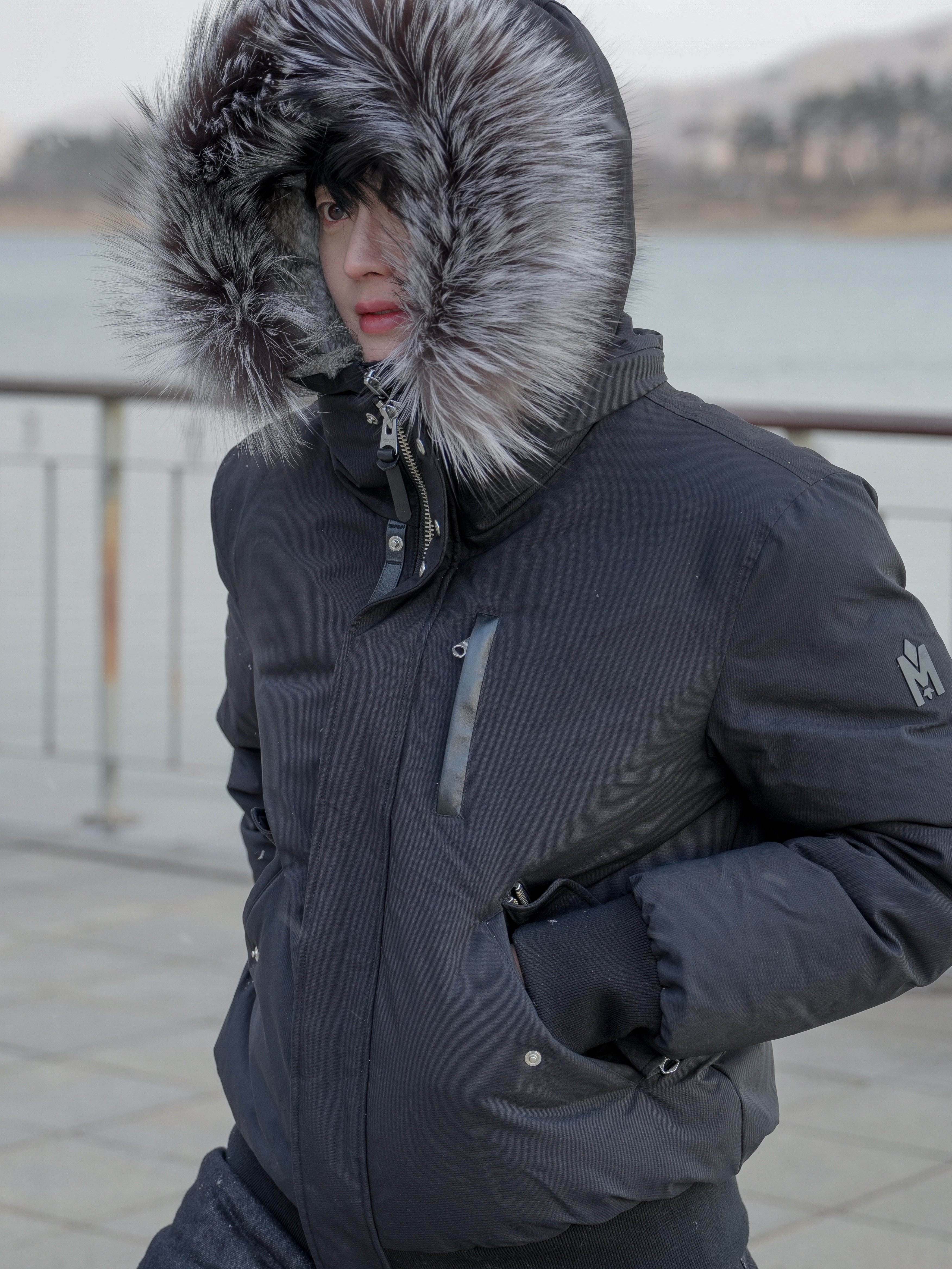 Kinchi Oddly - 701 (a) Black, Mackage Edward 2-In-1 Down Parka with Hooded Bib and Silver Fox Fur Black Silver 착용 스타일 - 4