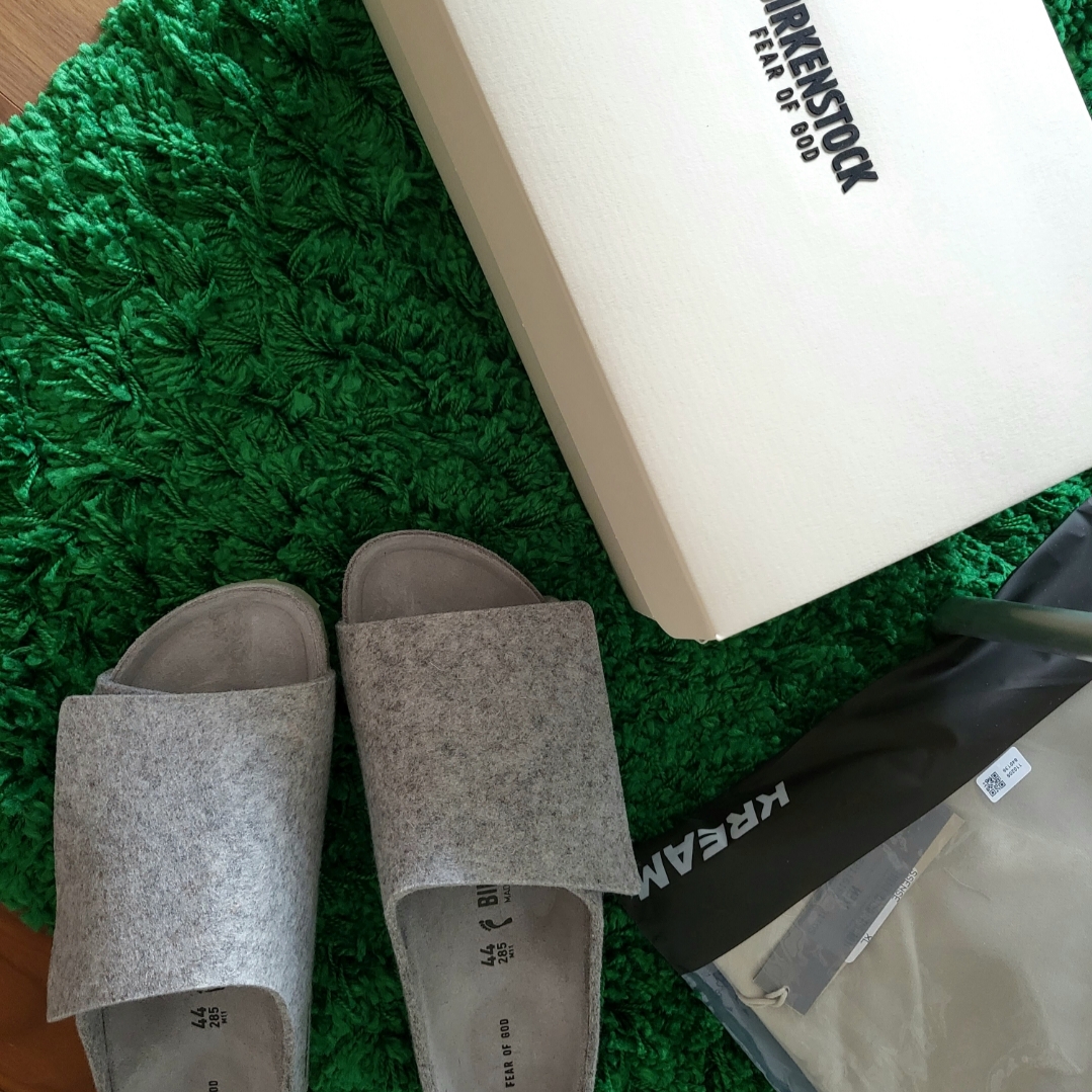 Fear of God x Birkenstock Los Feliz Felt Cement Melange 착용 스타일