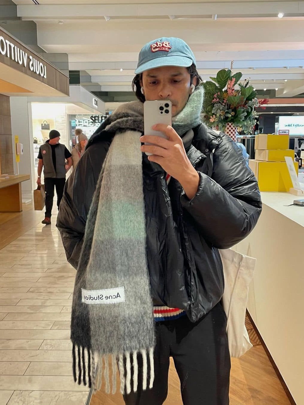 Acne Studios Mohair Check Muffler Grey Green Black, Acne Studios Mohair Check Muffler Blue Beige Black 착용 스타일 - 2