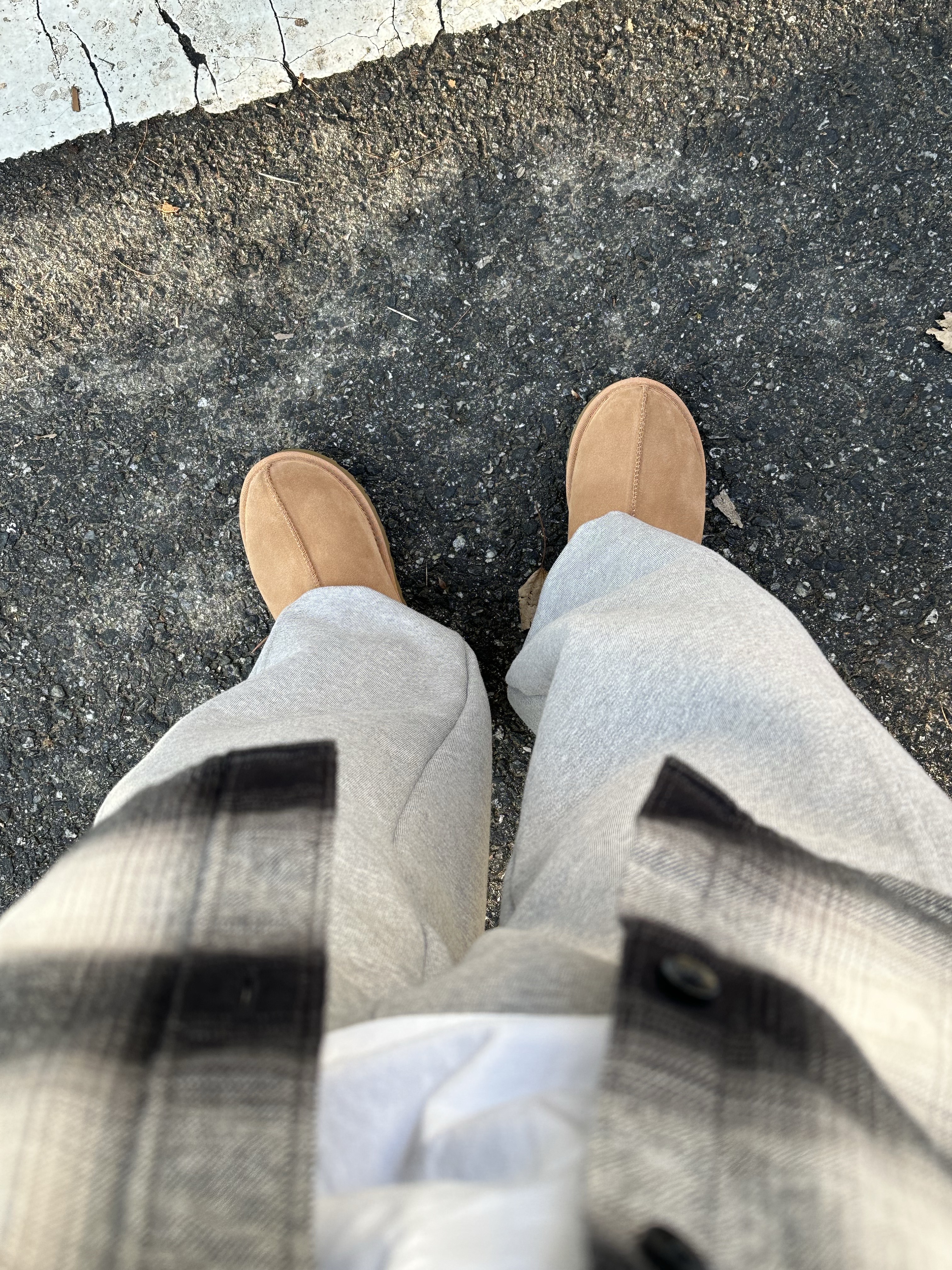 UGG Tasman Slipper Chestnut 착용 스타일 - 2