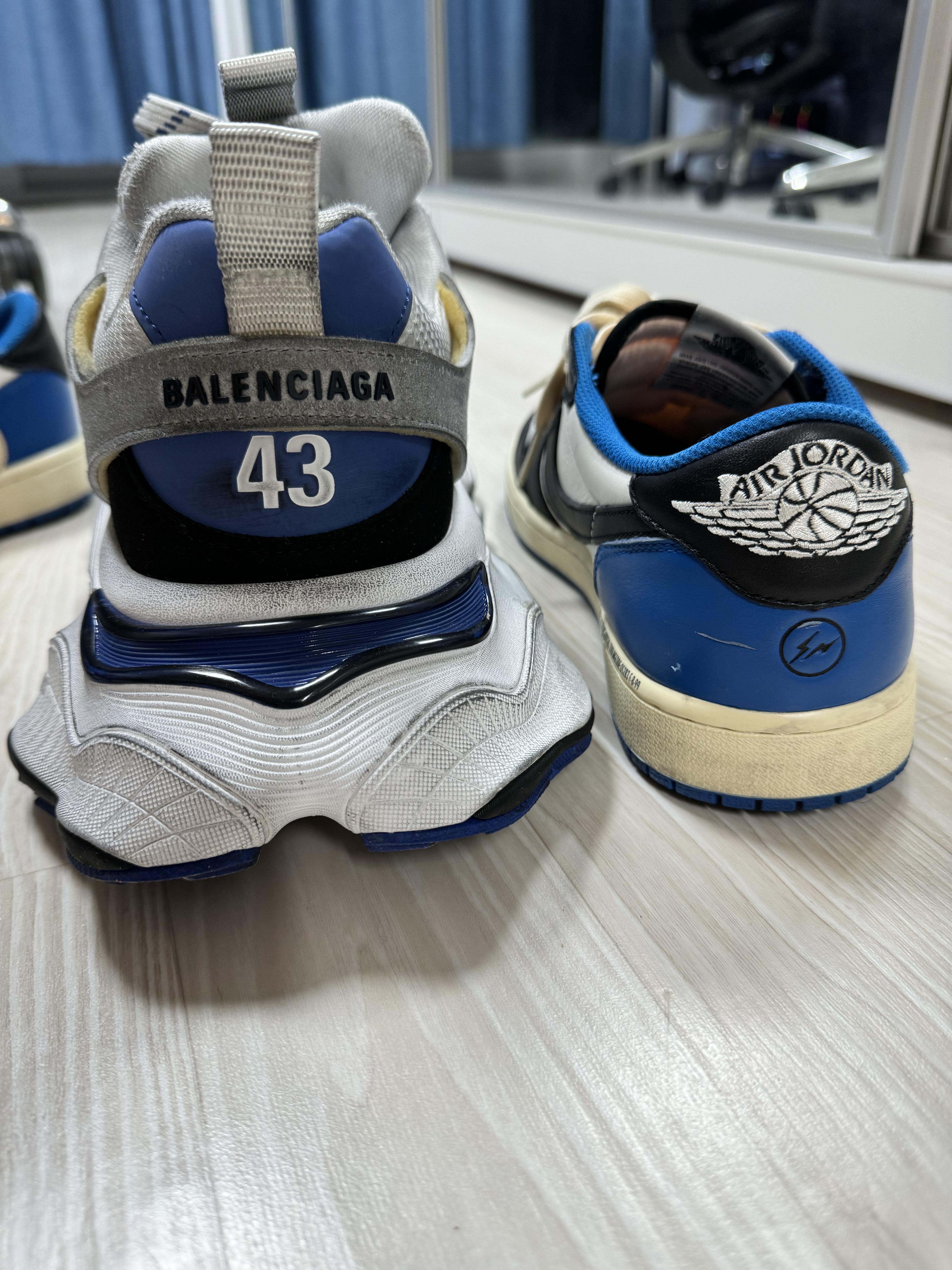 Jordan 1 x Travis Scott x Fragment Retro Low OG SP Military Blue, Balenciaga Cargo Sneakers Grey White Blue 착용 스타일 - 3