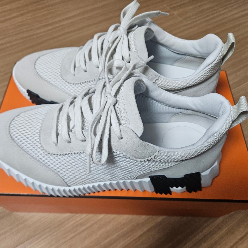 Hermes Bouncing Sneakers Graphic Mesh Suede Goatskin & Blanc 착용 스타일 - 3