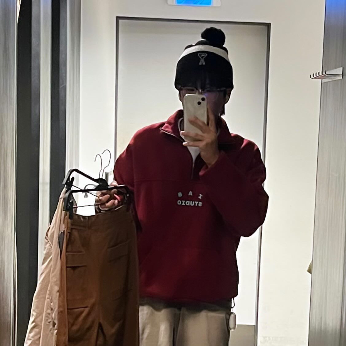 IAB Studio Cotton Half Zip-Up Pullover Maroon, Apple AirPods Pro with MagSafe Charging Case (Korean Ver.) 착용 스타일