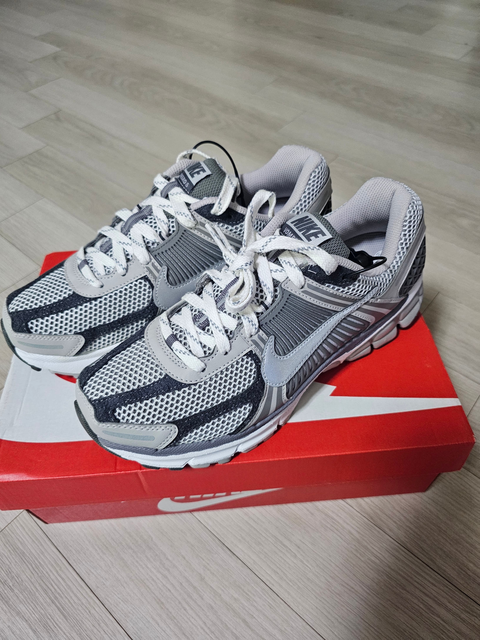Nike Zoom Vomero 5 PRM Light Iron Ore and Flat Fewter 착용 스타일