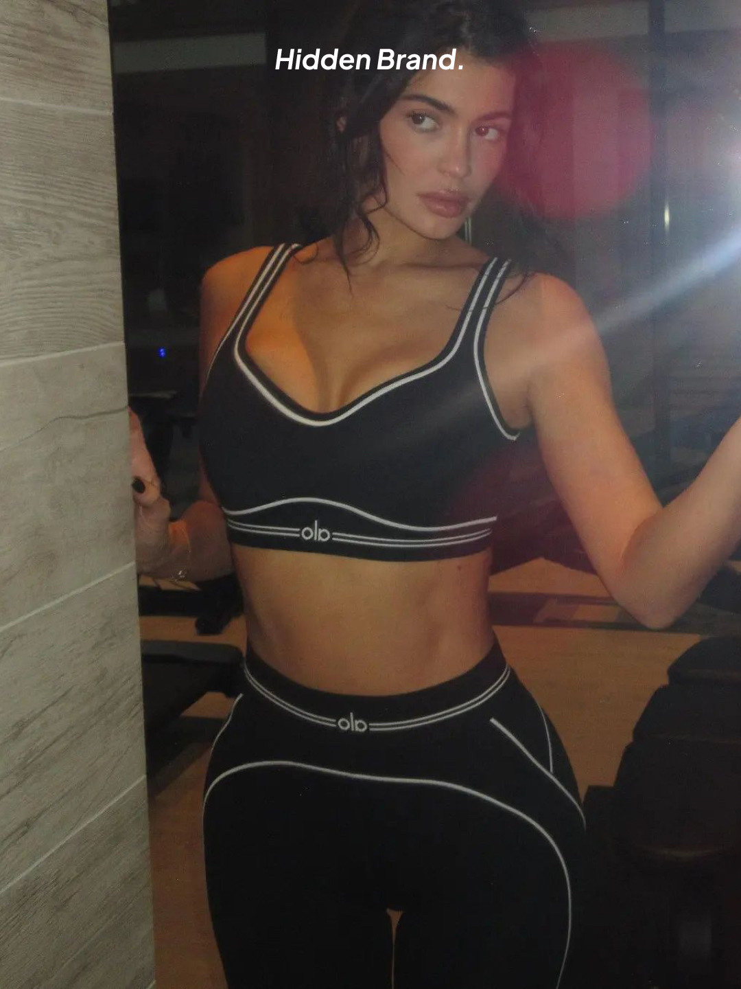 (W) Alo Yoga Alosoft Ribbed Chic Bra Tank White, (W) Alo Yoga High Waist Airbrush Leggings Black 착용 스타일 - 4