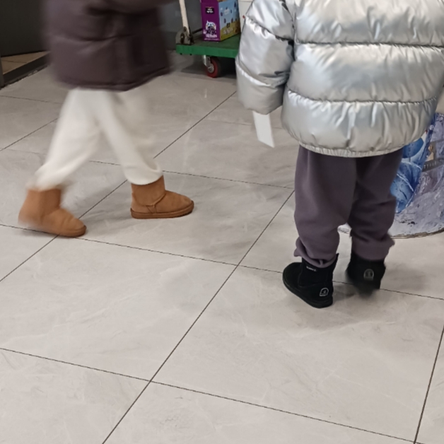 (Kids) UGG Classic Clear Mini II Natural Black, (Kids) UGG Classic Ultra Mini Boots Chestnut 착용 스타일 - 2