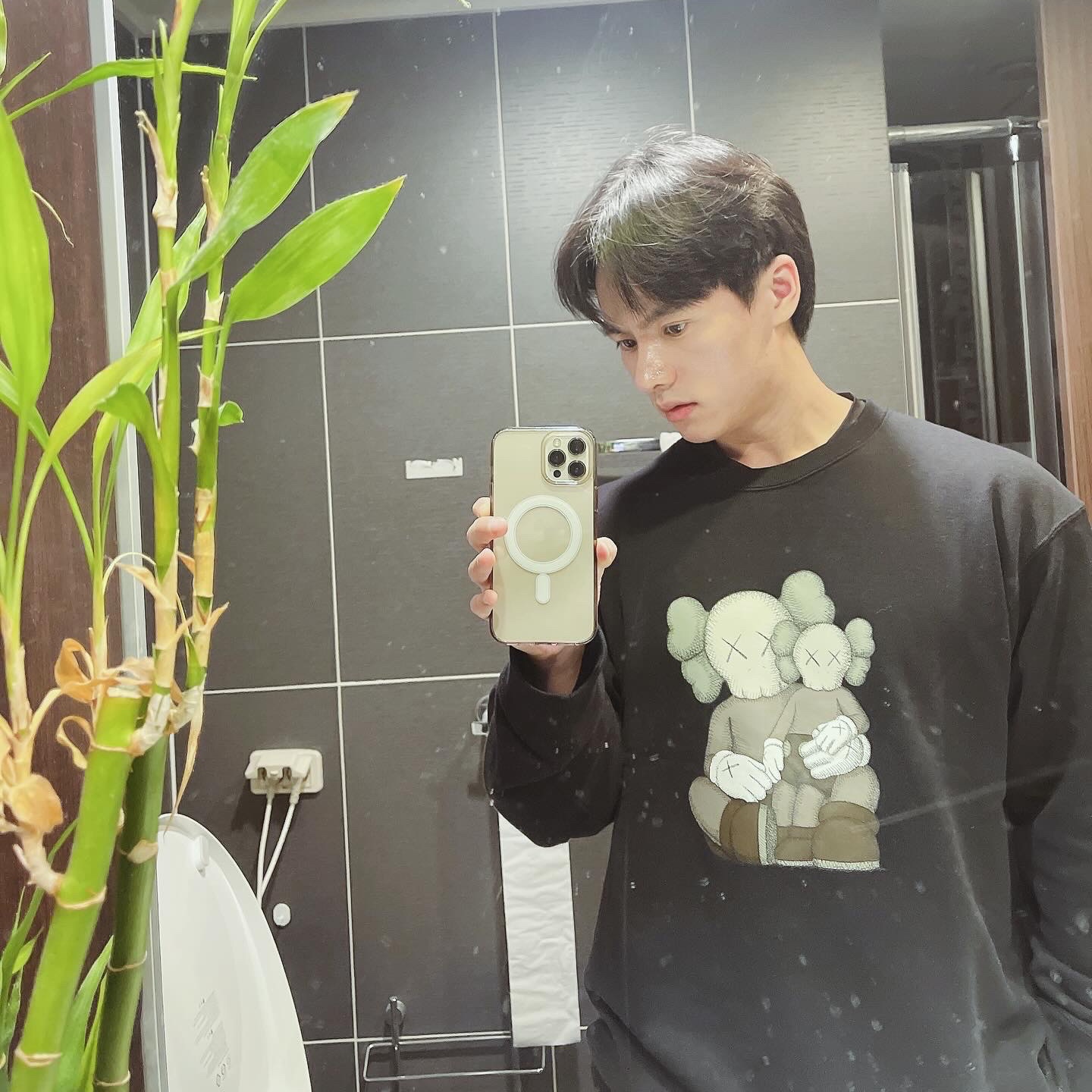 Uniqlo UT x Kaws Long Sleeve Sweatshirt Black 착용 스타일 - 1