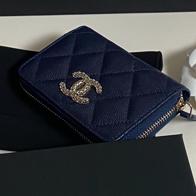 Chanel Zipped Coin Purse Grained Shiny Calfskin & Gold Dark Blue 착용 스타일