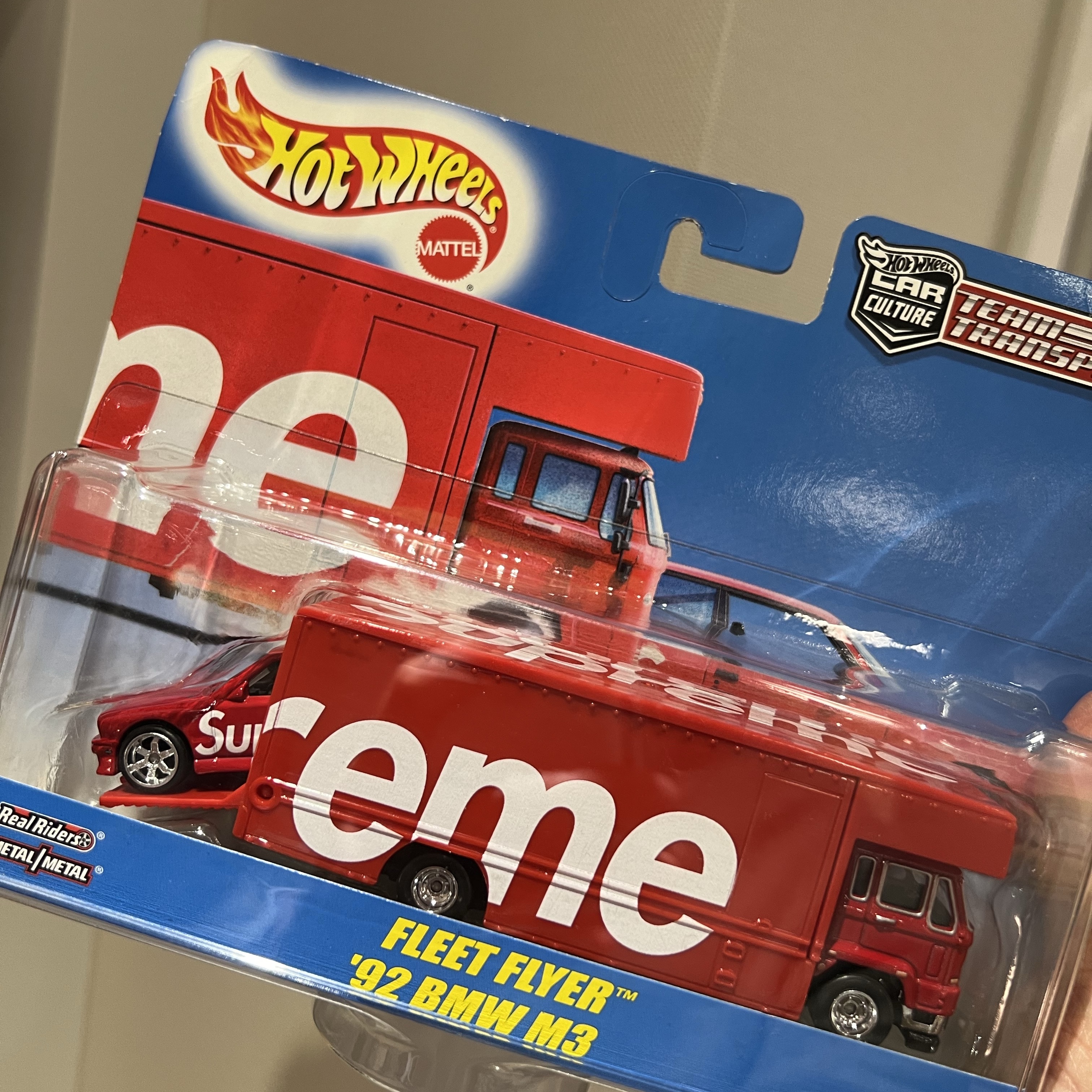 Hot Wheels x Supreme Fleet Flyer + 1992 BMW M3 Red - 19SS 착용 스타일