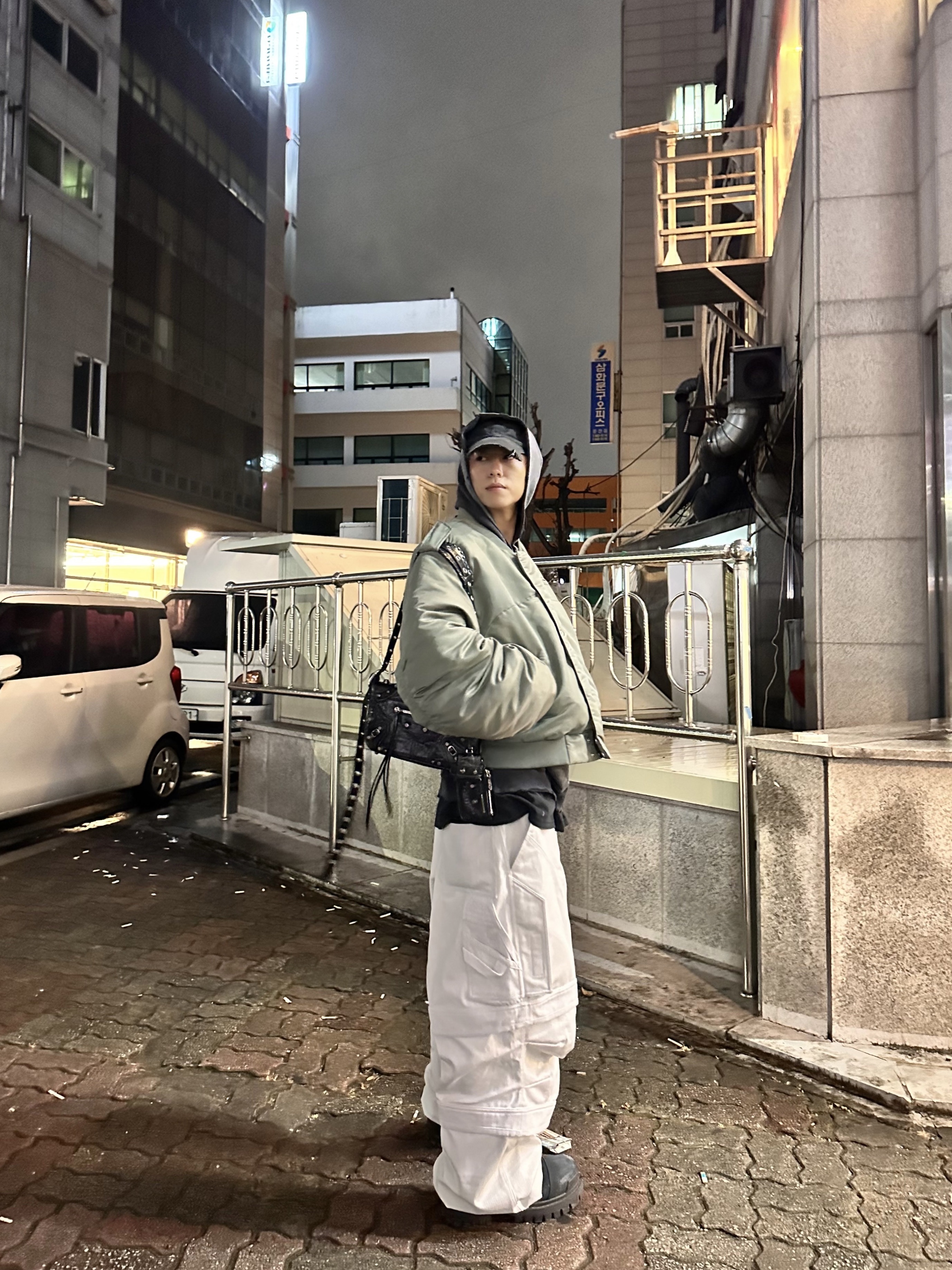 Farfromwhat Far Layered Work Pants White, Balenciaga Arena Lambskin Aged Silver Hardware Le Cagole XS Flap Bag Black 착용 스타일 - 3