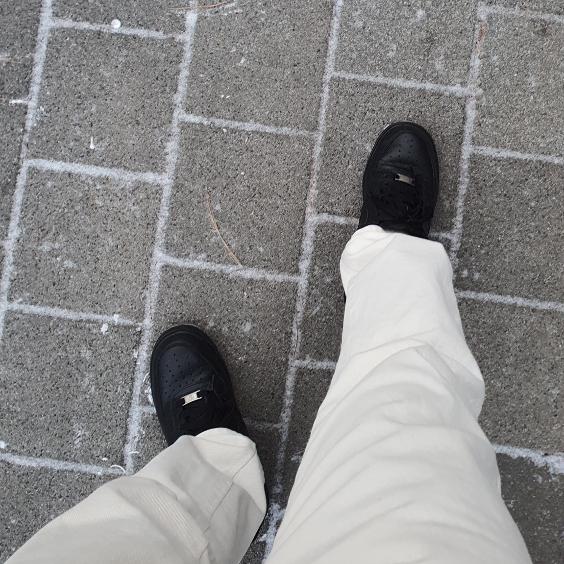 Nike Air Force 1 '07 Low Triple Black 착용 스타일