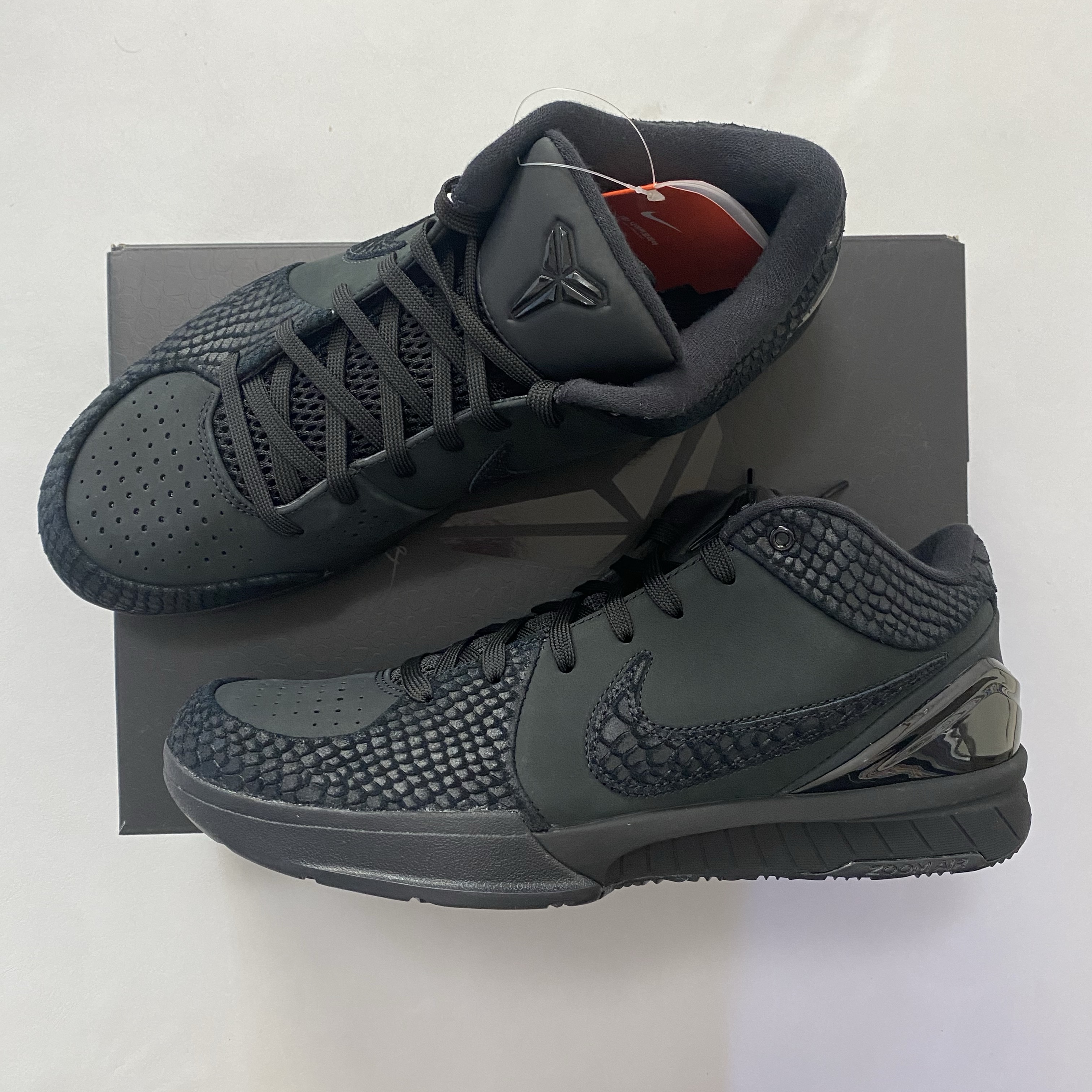 Nike Kobe 4 Protro Black University Gold 착용 스타일