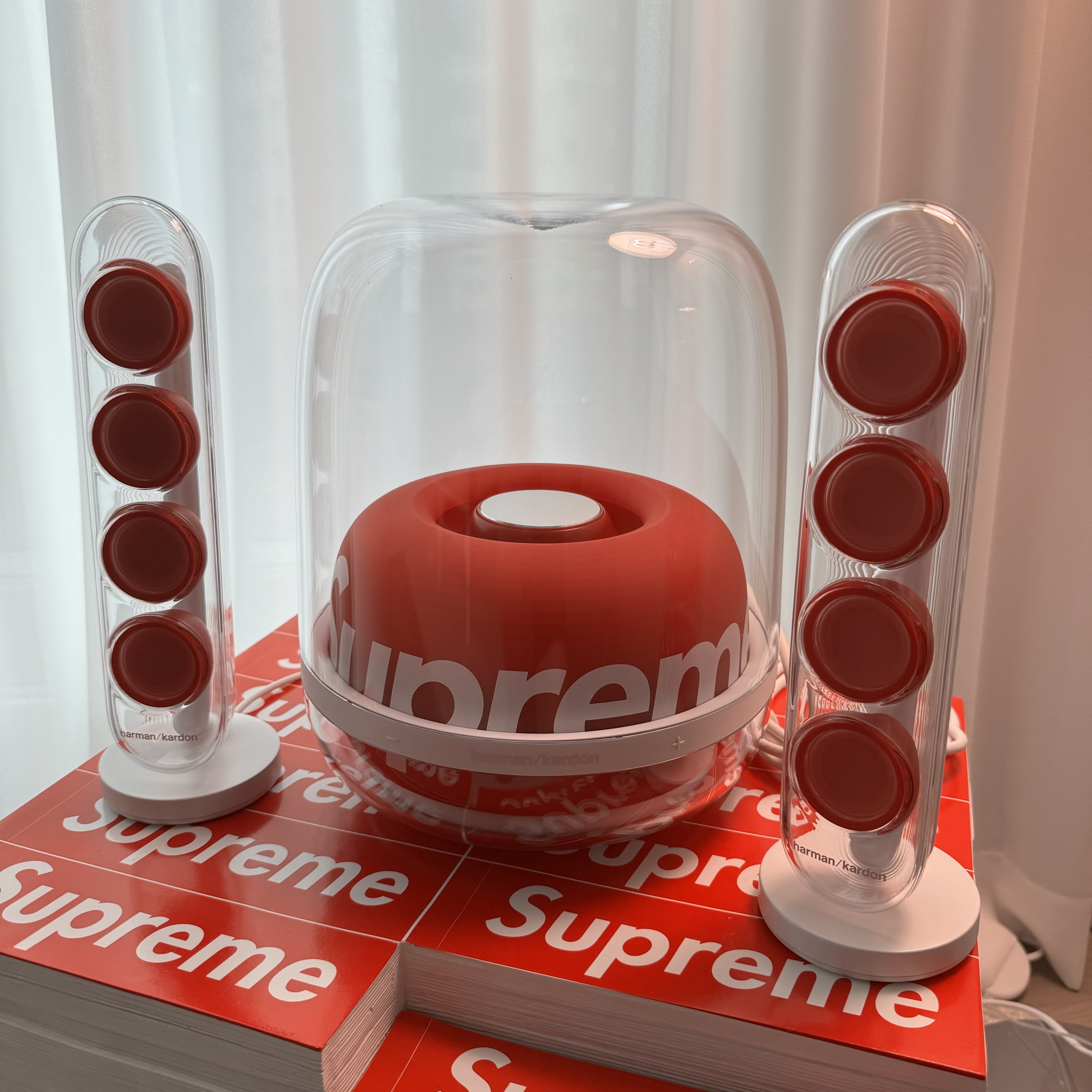Supreme x Harman Kardon Soundsticks White (Korean Ver.) - 23FW, Supreme x Coleman Charcoal Grill Red - 23SS 착용 스타일 - 2