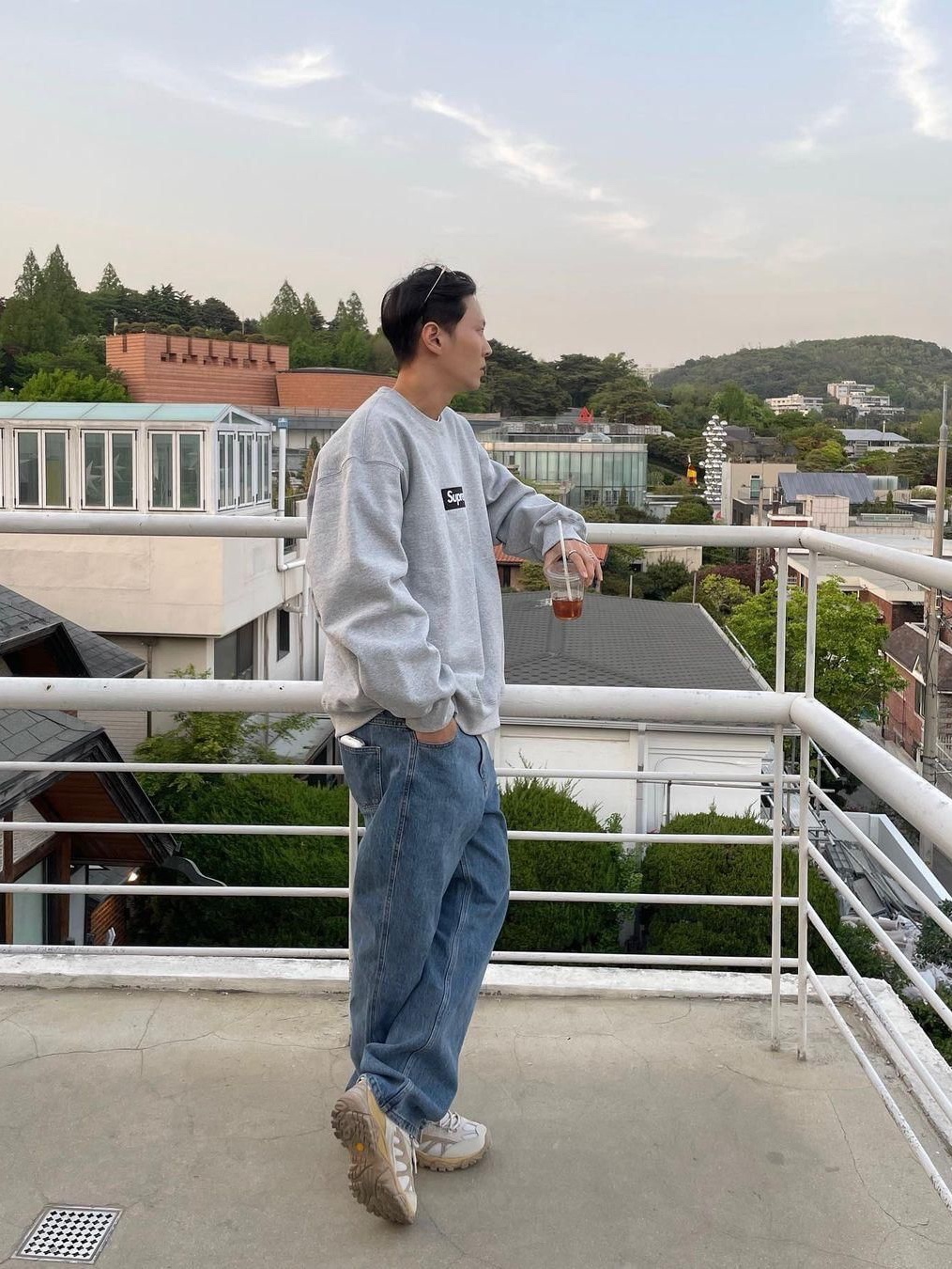 Supreme Box Logo Crewneck Heather Grey - 22FW, Stone Island 62420 Brushed Cotton Fleece Garment Dyed Crewneck Sweatshirt Black - 23FW 착용 스타일 - 2