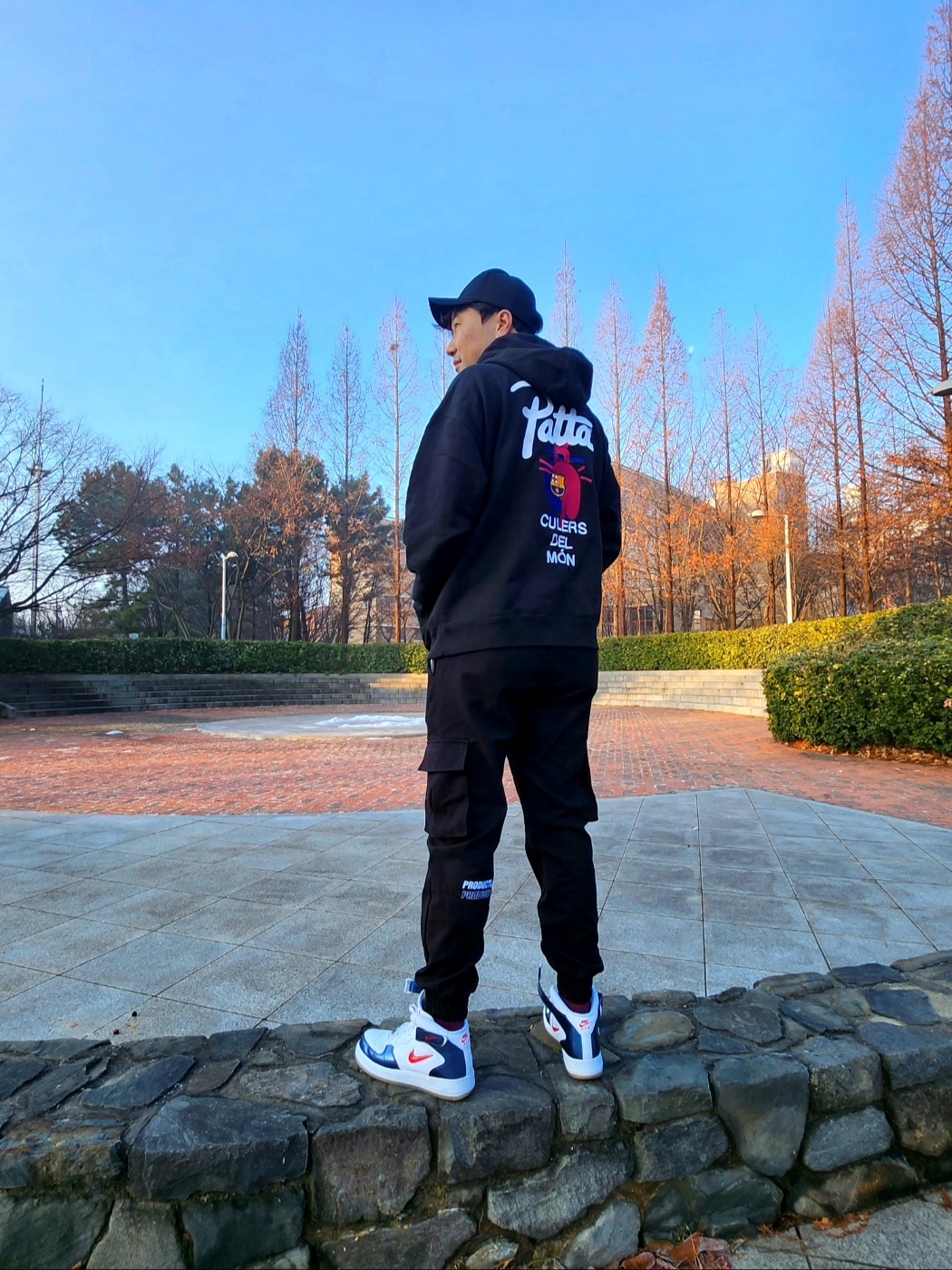 Nike Air Force 1 Mid QS University Red and Midnight Navy, Nike x Patta x FC Barcelona Solo Swoosh Hoodie Culers del Món (FD4147-010) 착용 스타일