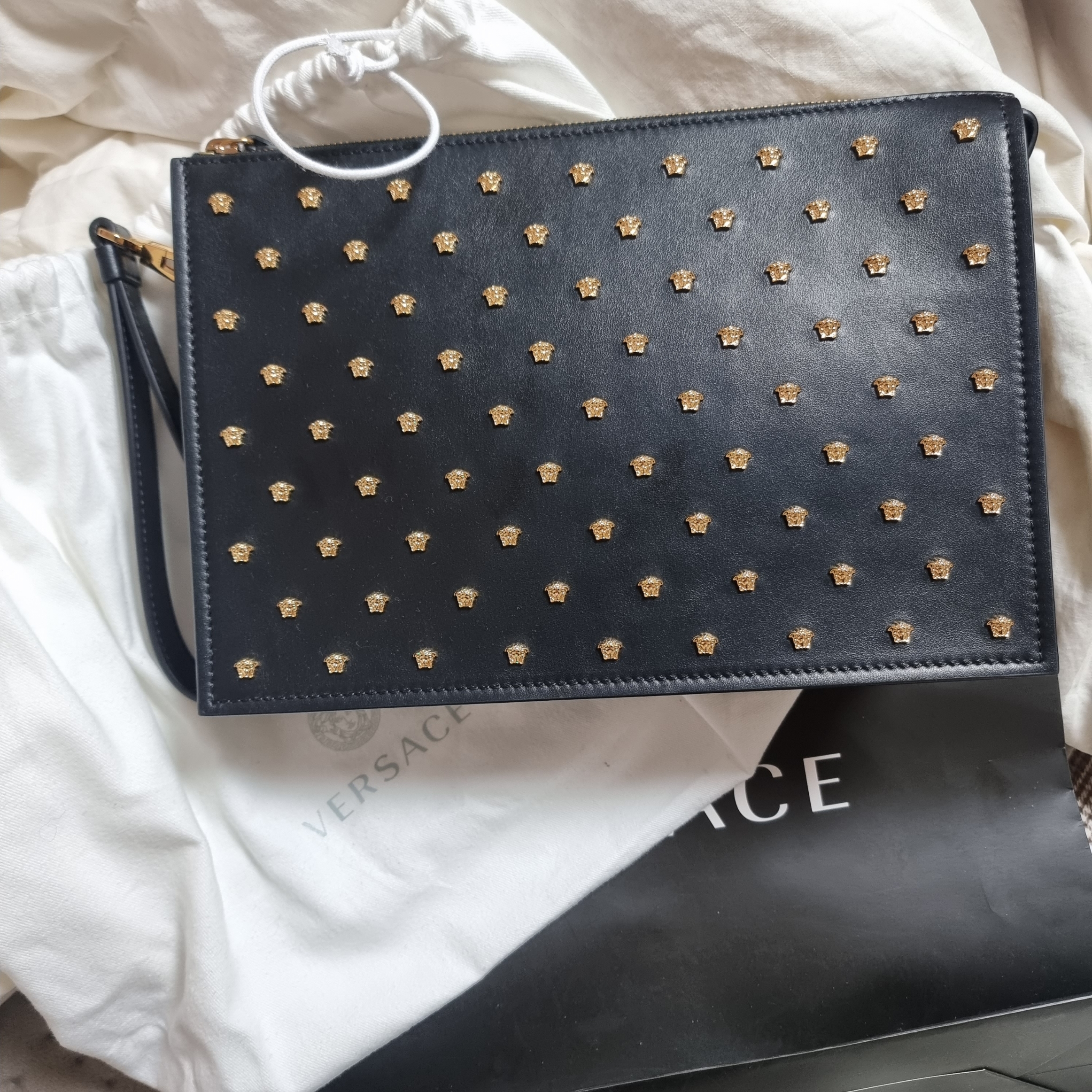 Versace Medusa Stud Leather Pouch Black 착용 스타일 - 3