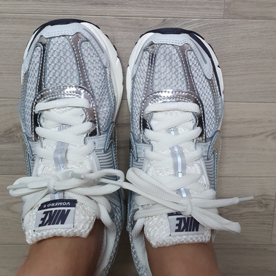 (W) Nike Zoom Vomero 5 Photon Dust and Metallic Silver 착용 스타일 - 1