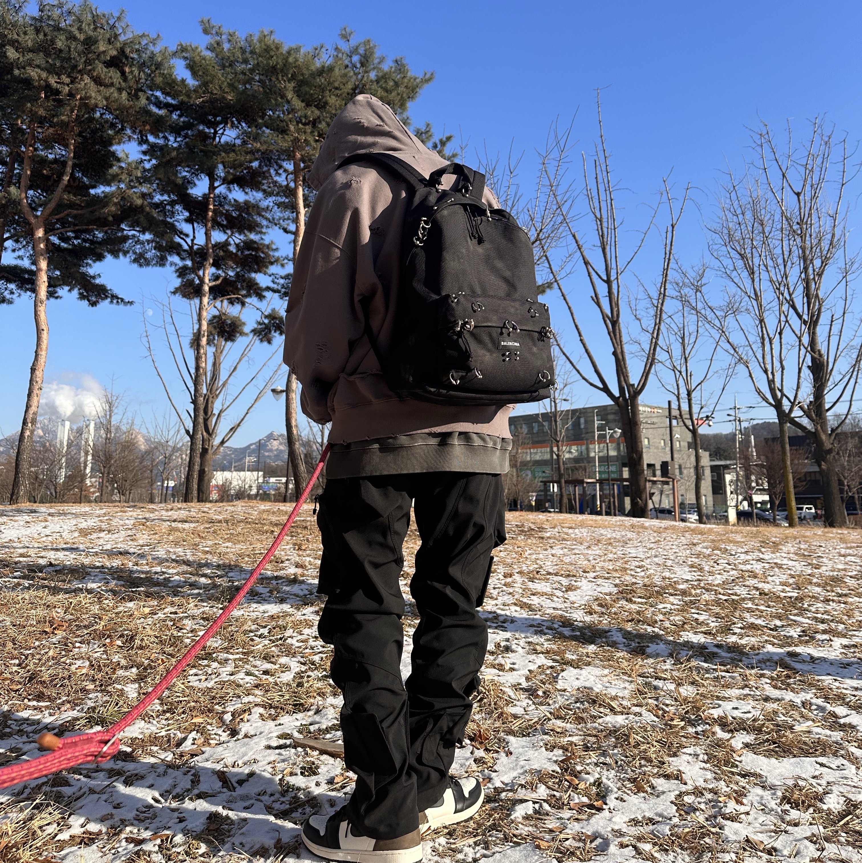 Jordan 1 Retro High OG Black Mocha, Balenciaga Explorer Backpack with Piercings Black 착용 스타일 - 2
