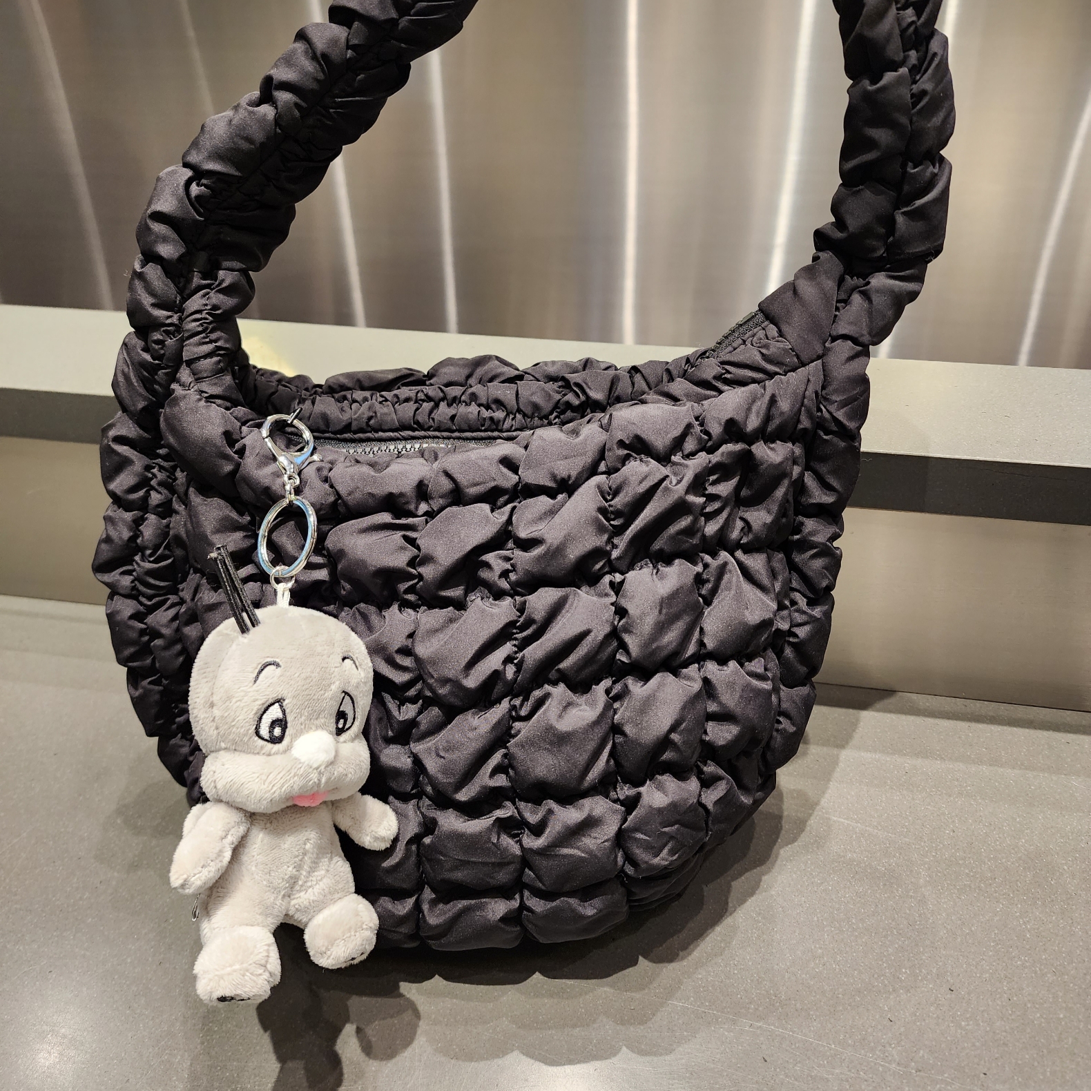 Darkr8m Studio x Dooly Dooly Keyring Ash, COS Quilted Mini Bag Black 착용 스타일 - 2