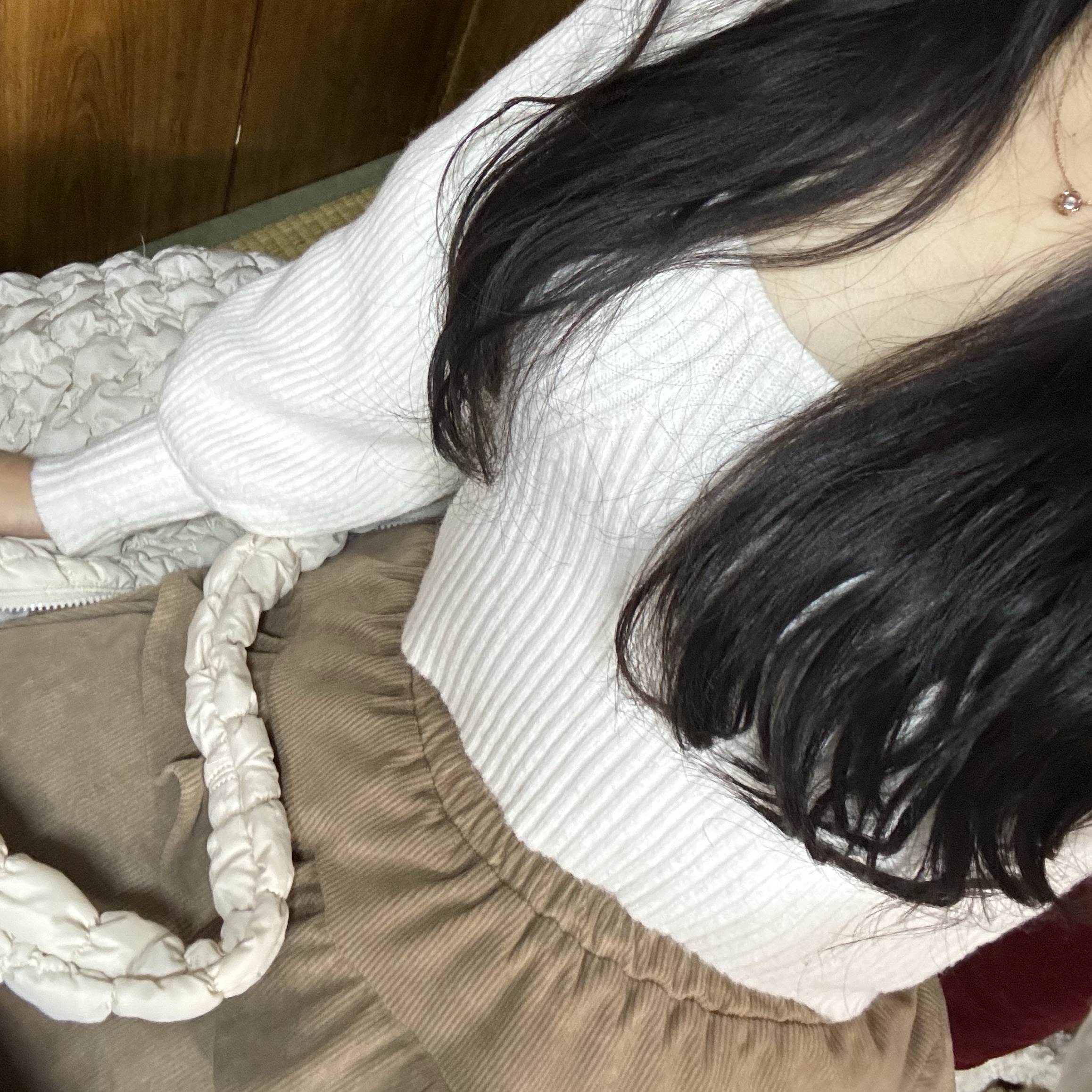COS Quilted Oversized Shoulder Bag Off White Light Beige 착용 스타일