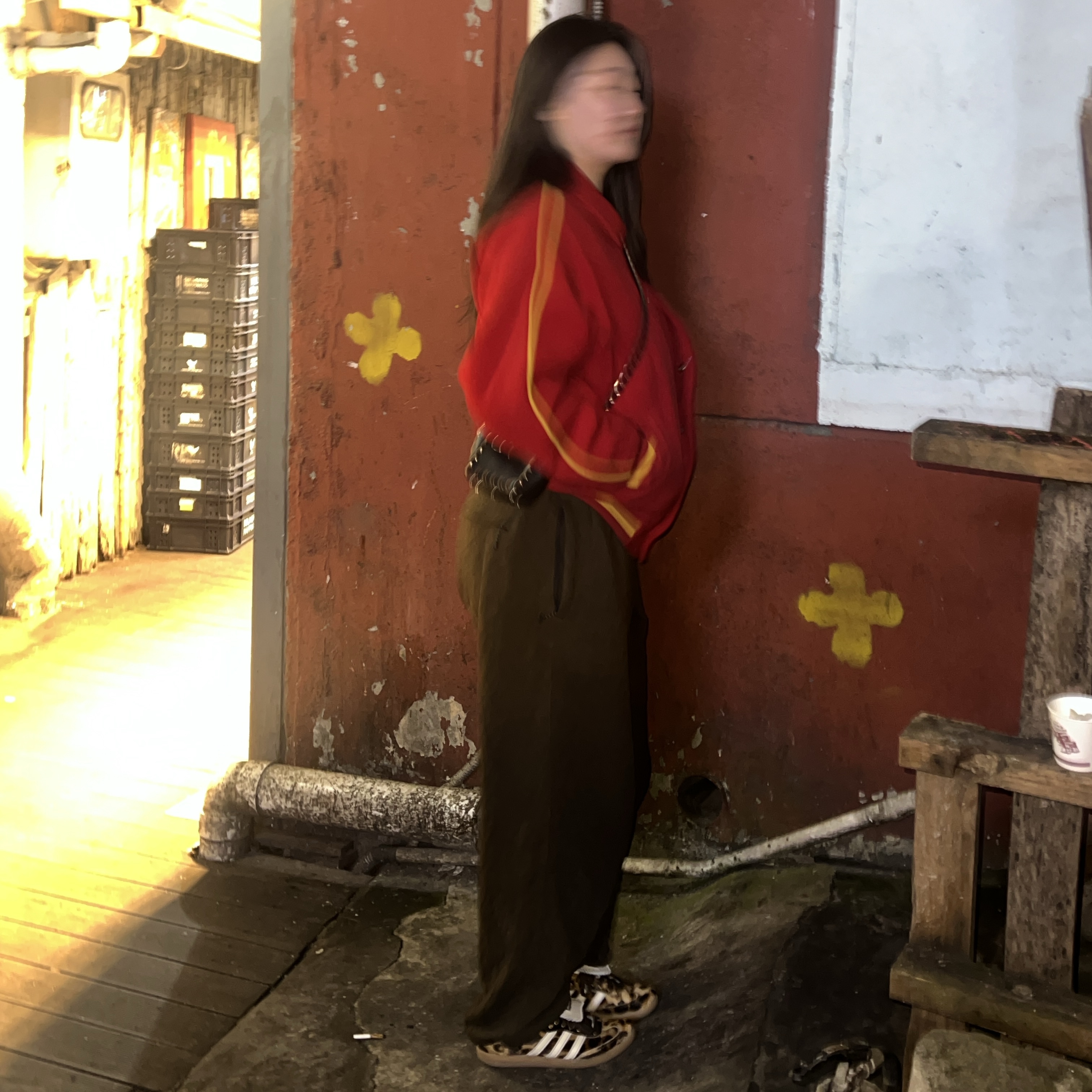 Adidas x Wales Bonner Pony Leo Samba Dark Brown Cream White, Valentino Micro Rockstud Calfskin Bag Black 착용 스타일 - 2