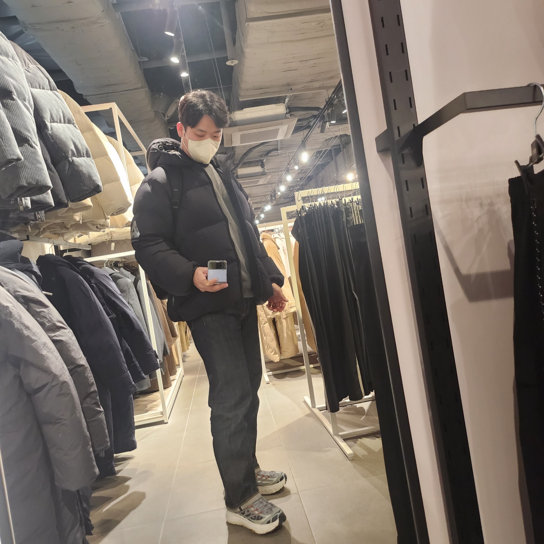 Hoka Mafate Three 2 Limestone Outer Space, Palace Pertex Matte Balaclava Puffa Black - 23FW 착용 스타일