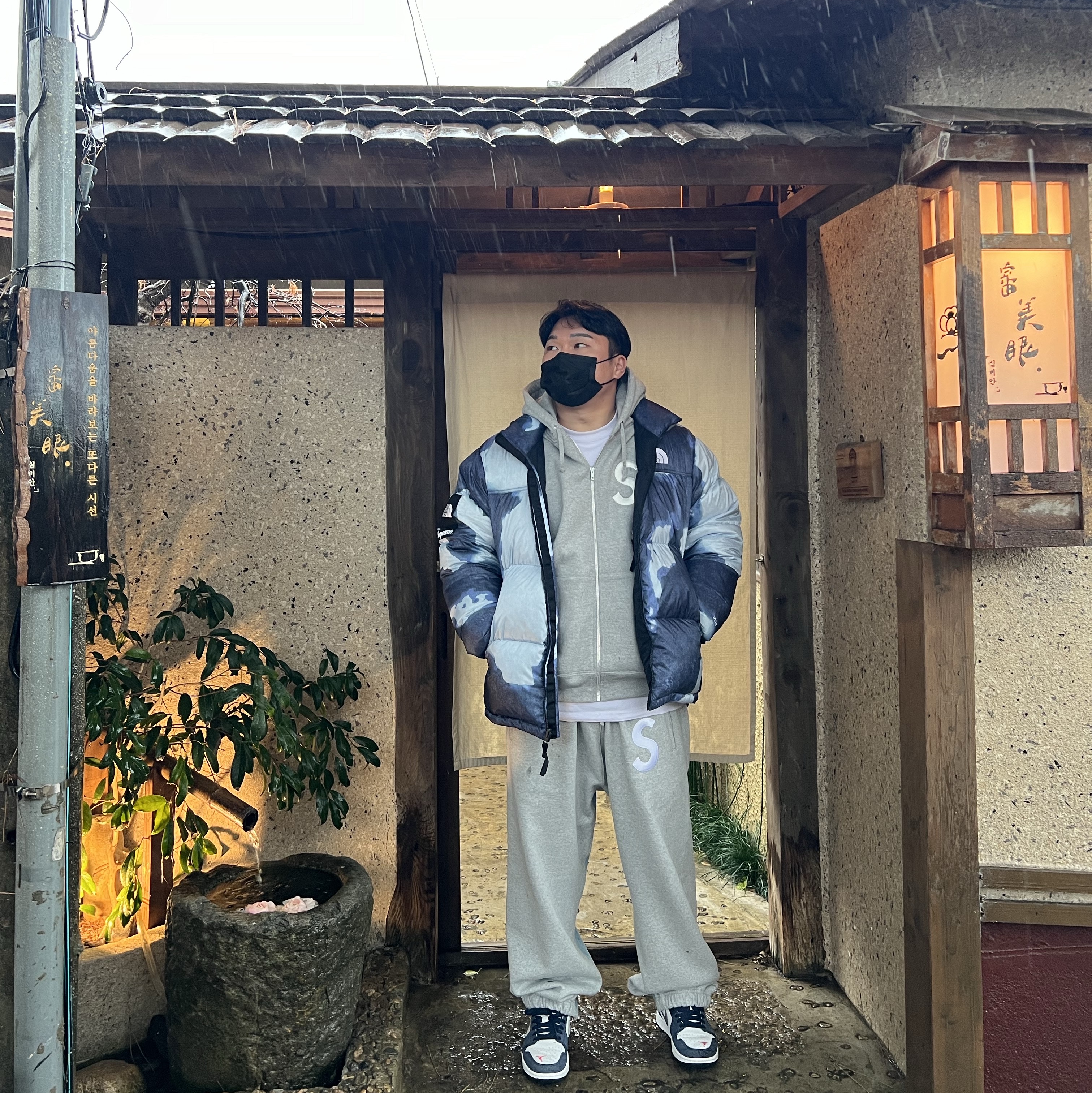 Supreme x The North Face Bleached Denim Print Nuptse Jacket Indigo - 21FW, Supreme x Bless Sweatpant Jean Heather Grey - 23FW 착용 스타일