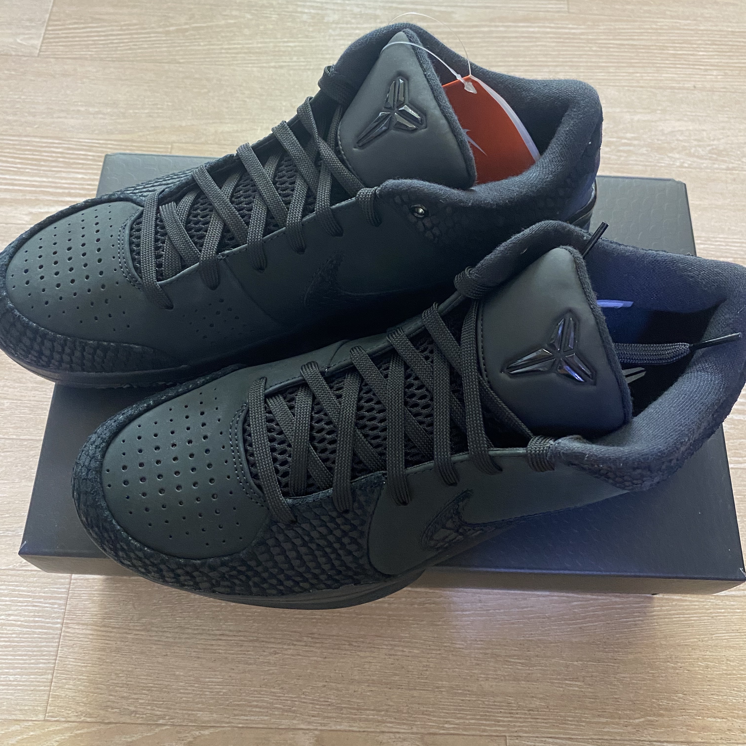 Nike Kobe 4 Protro Black University Gold 착용 스타일