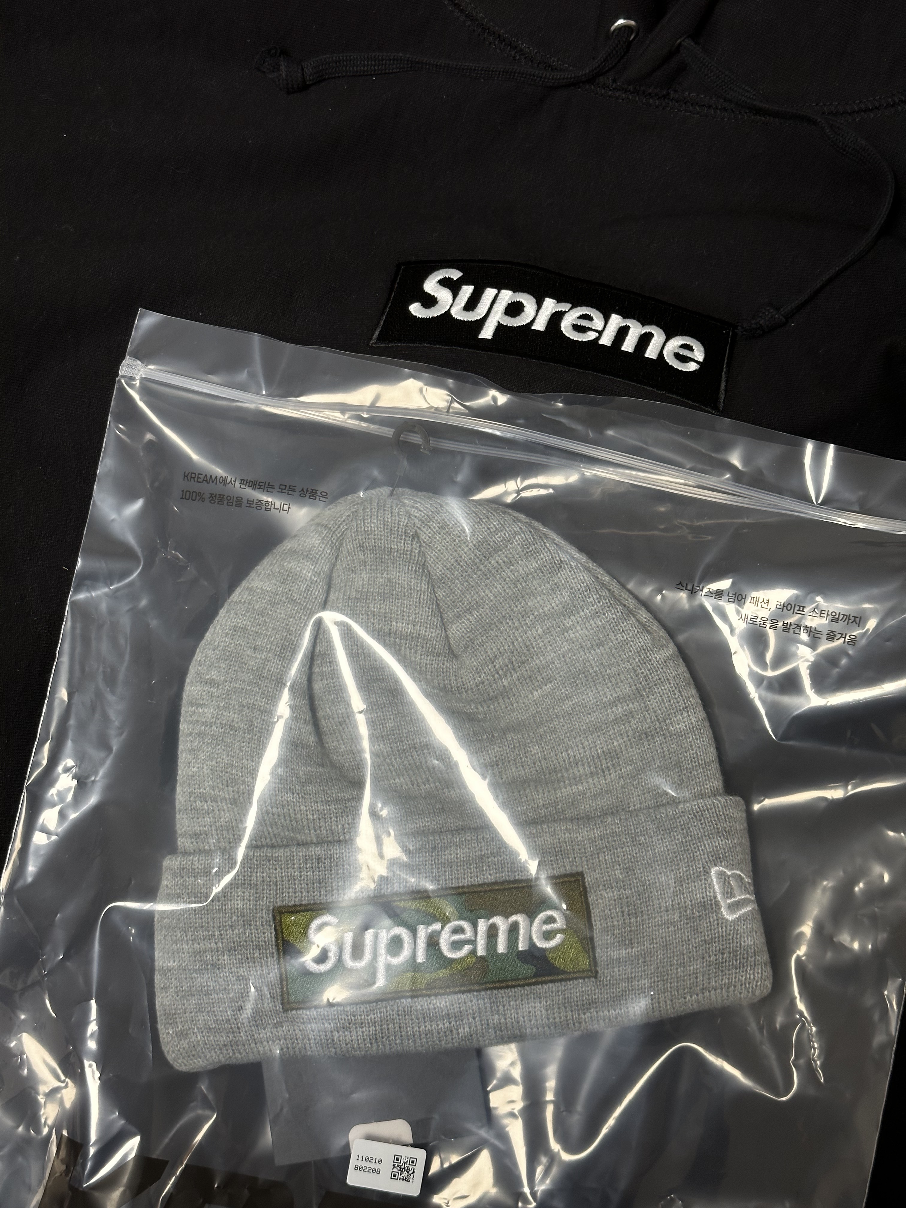 Supreme New Era Box Logo Beanie Heather Grey - 23FW, Supreme Box Logo Hooded Sweatshirt Black - 23FW 착용 스타일