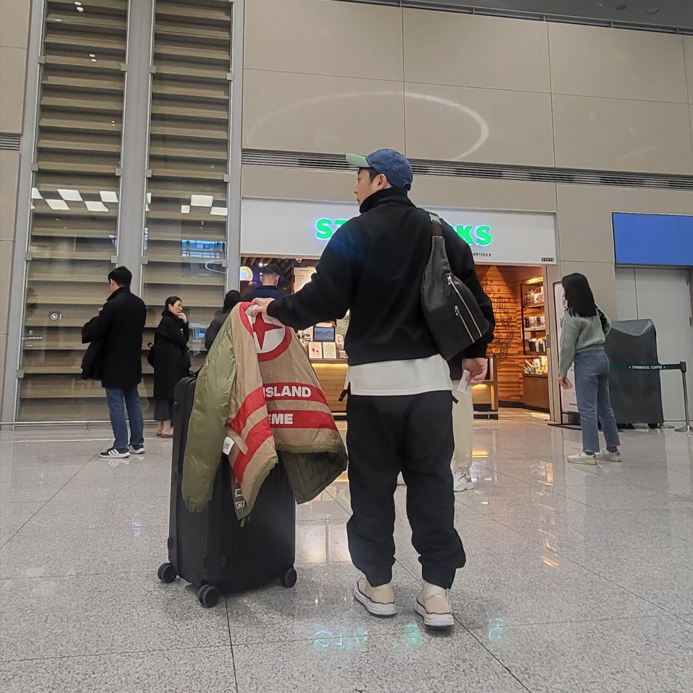 Emis Washed Denim Ball Cap Blue Green, Supreme x Stone Island Reversible Down Puffer Jacket Olive - 23FW 착용 스타일