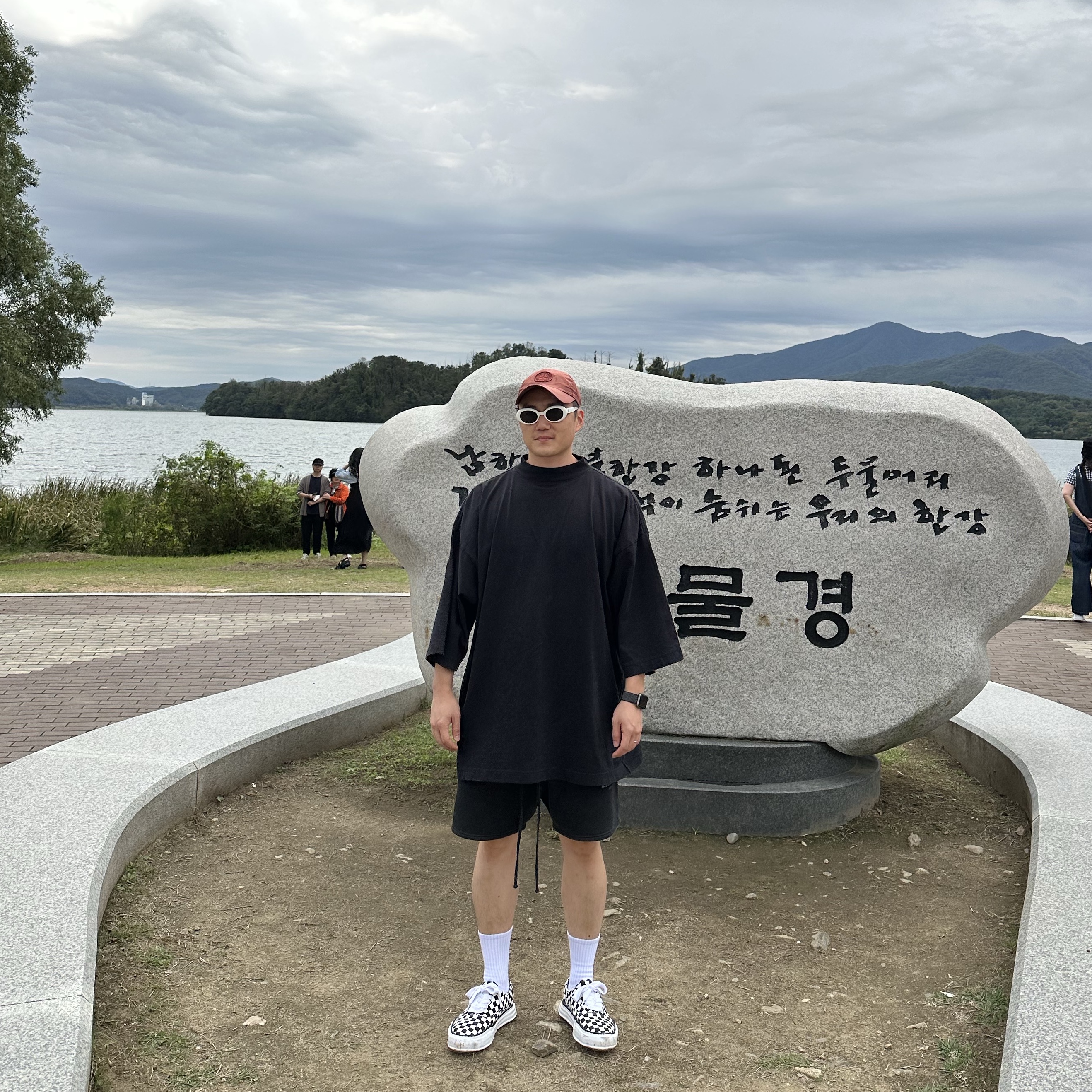 Yeezy Gap Engineered By Balenciaga Dove 3/4 Sleeve T-Shirt Black, Essentials Fleece Shorts Weathered Black - 20FW 착용 스타일