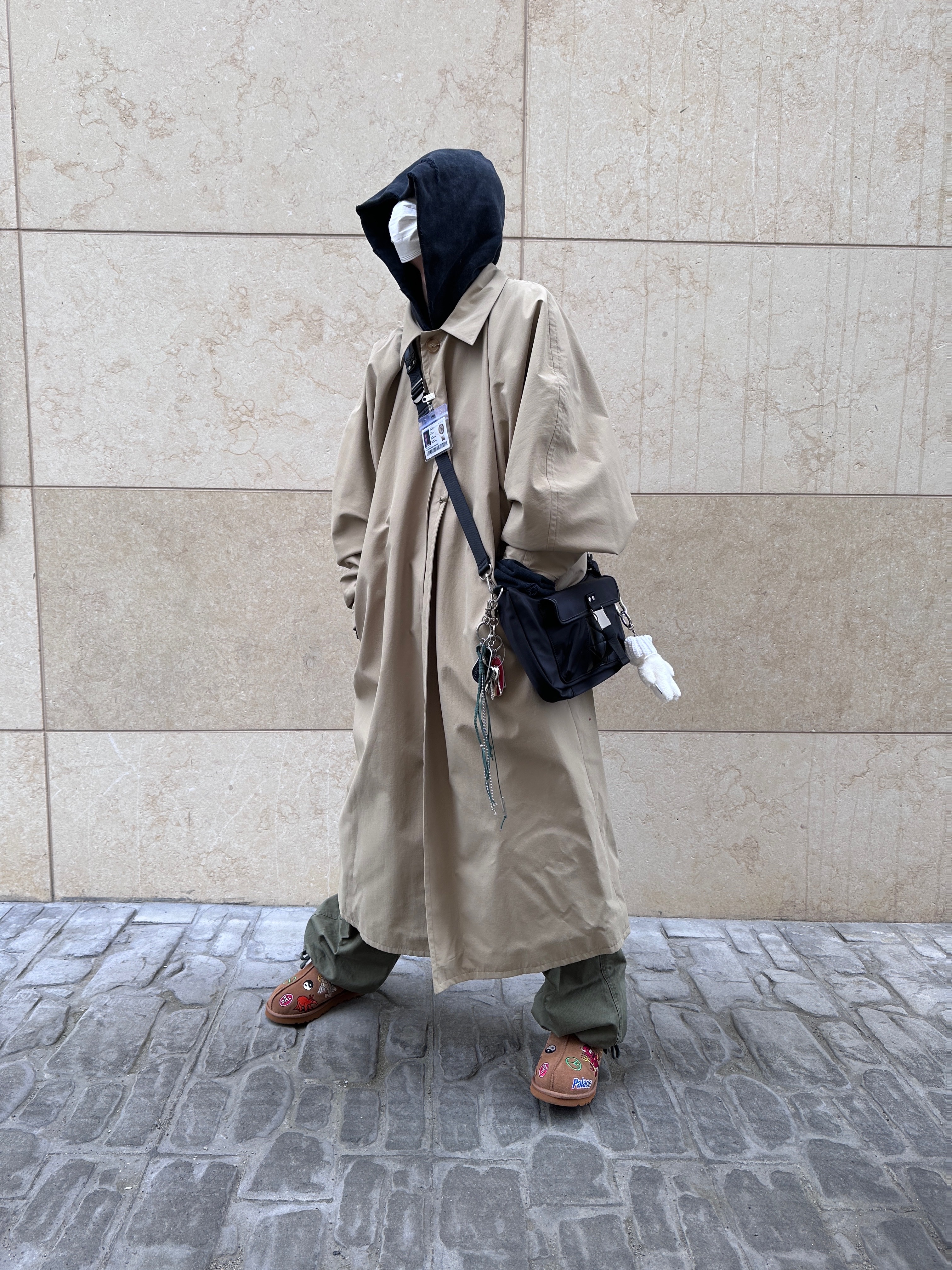 STU Hook Dolman Coat Beige with Name Tag, UGG x Palace Tasman Slipper Chestnut 착용 스타일 - 1