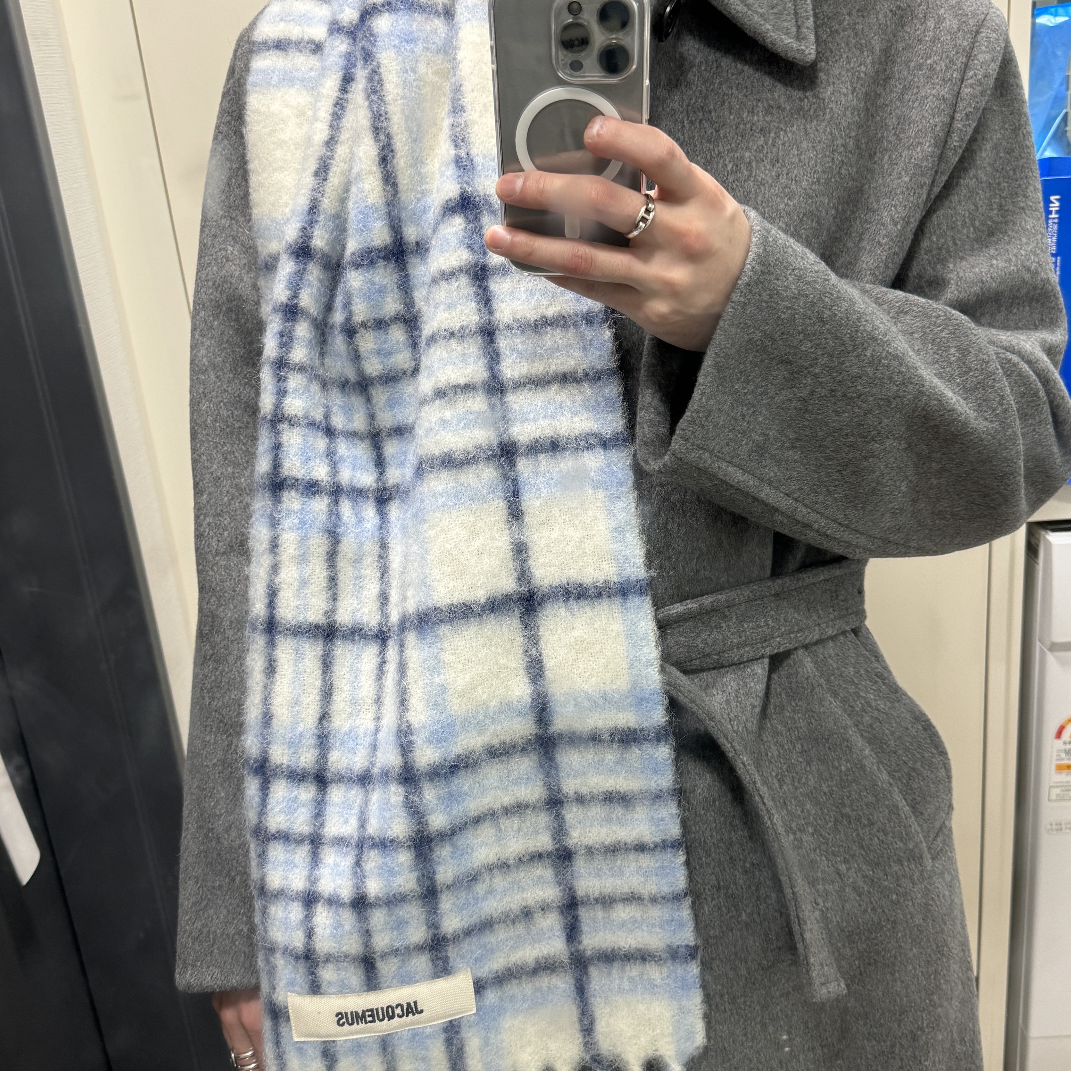 Jacquemus L’echarpe Carro Le Chouchou Jacquard Check Muffler Light Blue 착용 스타일
