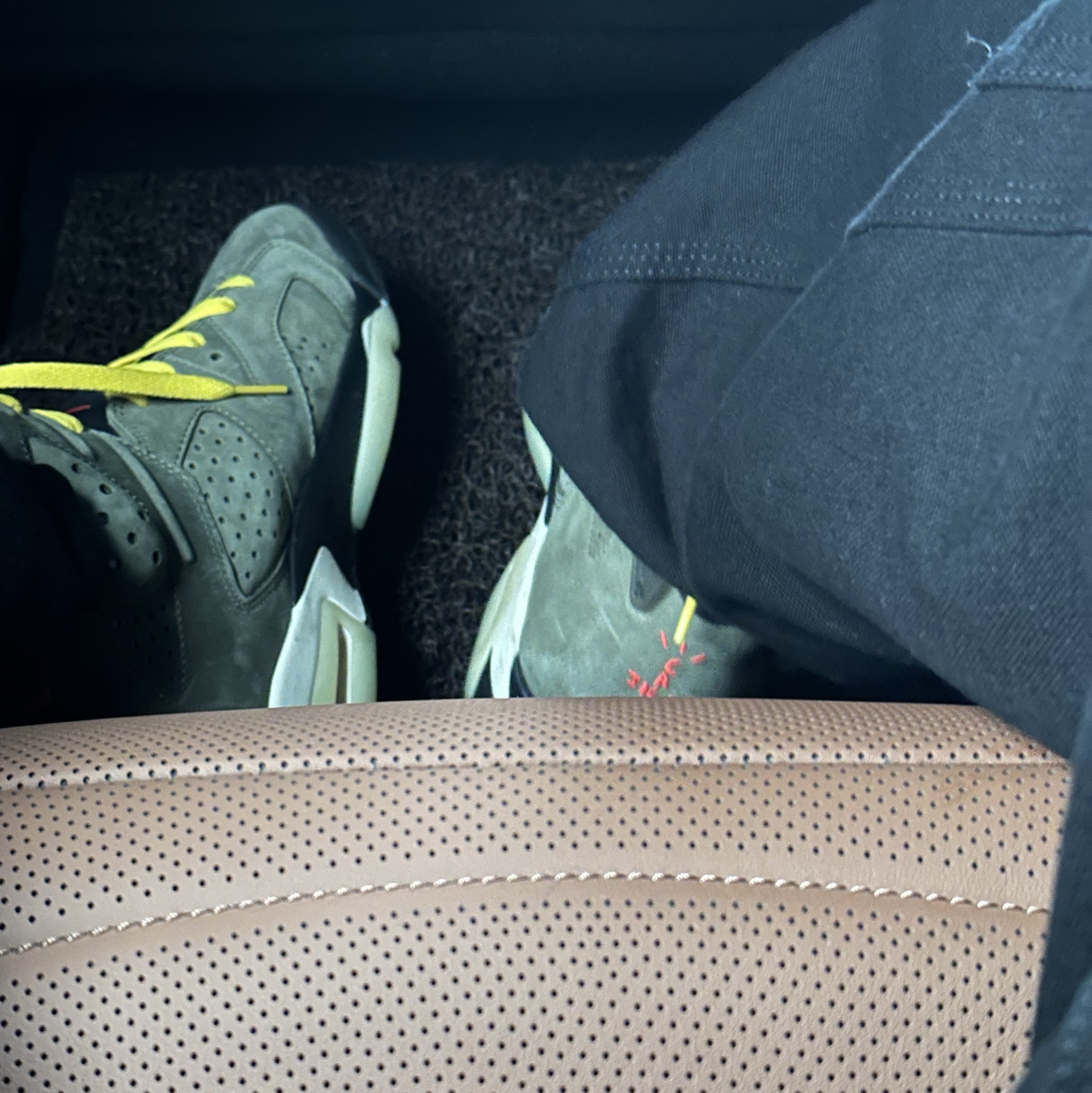 Jordan 6 x Travis Scott Retro Olive 착용 스타일