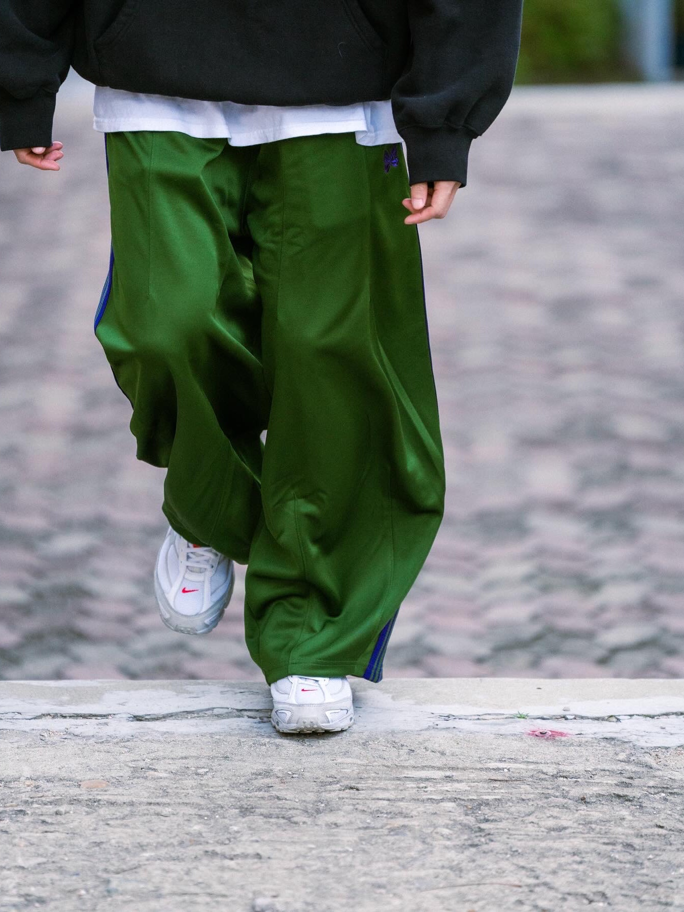 Supreme Varsity Hooded Sweatshirt Black - 23FW, Needles H.D. Track Pants Poly Smooth Ivy Green 착용 스타일 - 3