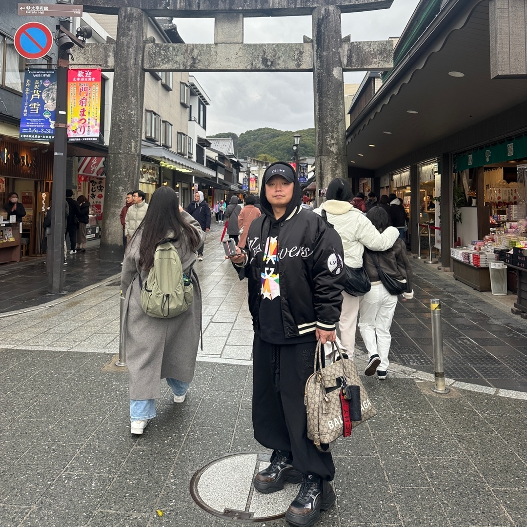 Louis Vuitton Embroidered Nylon Baseball Blouson Black, Louis Vuitton LV Archlight 2.0 Platform Sneakers Black 착용 스타일